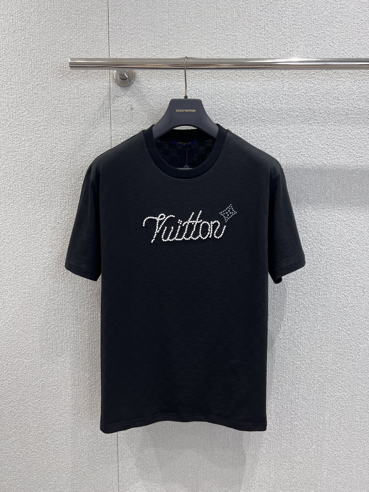 NO:478819,Support replacement Louis Vuitto* 25Fw early autumn new style, beaded and ironed diamond round neck short-sleeved T-shirt | Exclusive yb development!  High-end production!  Loose silhouette oversized short-sleeved T-shirt cut to highlight the brand style Made of gram-weight pure cotton with a slight elasticity Presents the visual effect of slimming. Use beads and diamonds on the chest to restore the brand letter logo. Combined with the gorgeous effect of twinkling stars, highlights highlights to show high-end style. The inner wear is brilliant and fashionable. S/M/L real-life details pictures are available in stock, louis vuitton, versace, T-shirt, tees, t-shirt, alexander wang19860909支持换款 Louis Vuitto* 25Fw早秋新款 钉珠烫钻圆领短袖T恤丨独家yb开发！高版出品！廓形宽松oversized短袖T恤裁剪 凸显品牌格调 采用克重纯棉制成 略带有弹力 呈现显瘦视觉效果 胸前用订珠烫钻工艺 还原品牌字母徽标 配合闪烁星星的华丽效果 亮点突出 彰显高级格调 单穿内搭都出彩时髦 现货发售S/M/L实拍细节图,,louis vuitton,versace,T-shirt,tees，t-shirt,alexander wang,Women's clothing