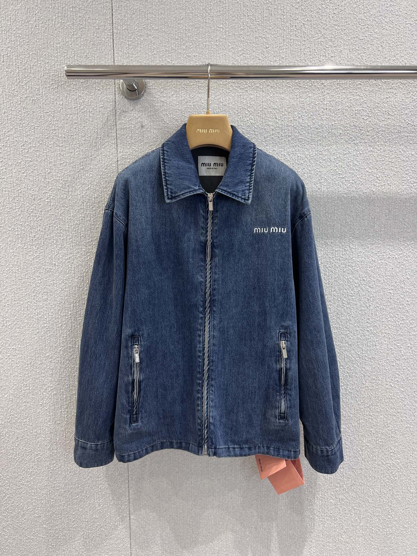 NO:478826,Support replacement Miumi* 25FW autumn and winter new model, micro-label embroidered denim thickened cotton jacket丨Exclusive yb development!  High-end production!  Retro denim denim fabric This loose jacket has been processed to enhance the dark blue and soft structure, highlighting the contrasting exquisite material details. The overall design is simple and versatile. The lining is made of fleece, which improves overall warmth. The hem has elastic ropes that can be adjusted. The overall style is a little looser. Don’t miss such a simple and easy-to-match jacket!  S/M/L real photos, miumiu, jackets & coats, jackets & coats, alexander wang19860909支持换款 Miumi* 25FW秋冬新款 微标刺绣牛仔加厚棉服外套丨独家yb开发！高版出品！复古丹宁牛仔面料 这款宽松夹克经过处理,增强了深蓝色和柔软结构,突显出对比鲜明的精致材质细节.整体设计简单百搭 内衬添加了摇粒绒材质,整体保暖性有所提升,下摆有松紧绳 能调节 整体版型稍微宽松一点 这么简单好搭的外套可不要错过喽！现货发售S/M/L实拍细节图,,miumiu,jackets & coats,jackets & coats,alexander wang,Women's clothing