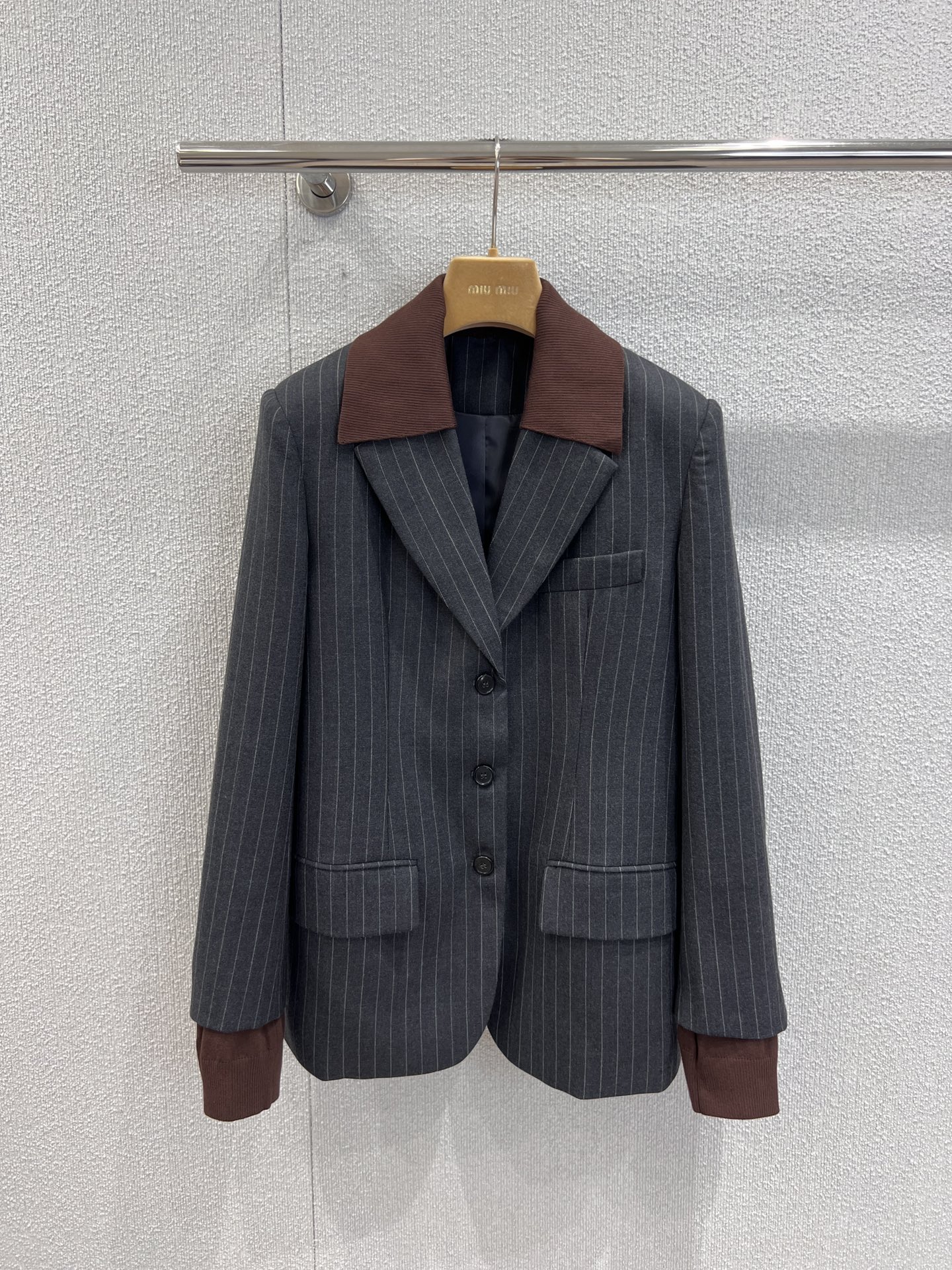 NO:480241,Support replacement of Miumi* 25Fw early autumn new model, fake two-piece spliced ​​double-layer collar wool blazer | Exclusive yb development!  High-end production!  100% imported wool fabric with delicate texture and a crisp style. The gray textured fabric has a high-end feel, corduroy color-blocking collar + cuffs, retro and exquisite and neat cut to hide the flesh to make you look slim. The single wear is full of aura, and the layered inner layer is more layered, and the classic and outdated fashionable items are available. S/M/L real-life details pictures are available in stock, miumiu, jackets & coats, business suit, alexander wang19860909支持换款Miumi* 25Fw早秋新款 假两件拼接双层领羊毛西装外套丨独家yb开发！高版出品！采用百分百进口绵羊毛面料质感细腻,版型挺括.灰调纹理面料自带高级感,灯芯绒拼色领+袖口,复古又精致利落剪裁藏肉显瘦,单穿气场拉满,叠穿内搭更有层次,经典不过时的时髦单品.现货发售S/M/L实拍细节图,,miumiu,jackets & coats,business suit,alexander wang,Women's clothing