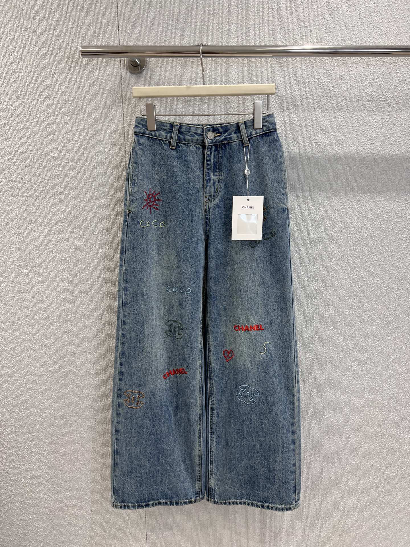 NO:478877,Supports replacement Chane* 25Fw early autumn new style embroidered letter logo jeans | Exclusive high-end production!  High-end denim cotton fabric Soft denim fabric is comfortable texture, soft upper body, delicate embroidered logo letter design, high waist straight-tube style, slimming on the upper body, long legs, whoever wears it, can control any body shape, versatile style, very good-looking at any match, custom hardware accessories, workmanship quality depends on details, S/M/L real-life details pictures, chanel, jeans, alexander wang19860909支持换款Chane* 25Fw早秋新款 刺绣字母logo牛仔裤丨独家高版出品！采用高端牛仔棉面料 软的牛仔面料质地舒适 上身柔软 面料纹路细腻刺绣logo字母设计 高腰直筒版型 上身显瘦显腿长 谁穿谁显瘦系列 任何身形都可驾驭 百搭款 随意一搭都非常好看 定制五金配件 做工品质看细节 现货发售S/M/L实拍细节图,,chanel,jeans,alexander wang,Women's clothing