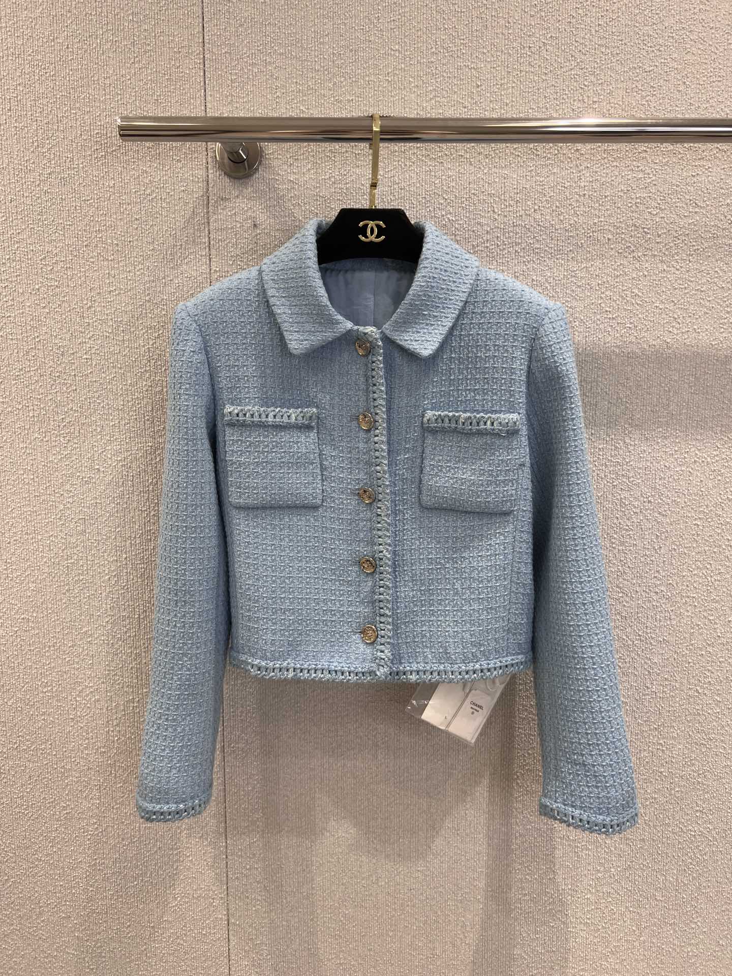 NO:478833,Skirt Jacket supports replacement Chane* 25B high-end handicraft workshop series new style Wool Nicole Water Blue Lapel Jacket + Skirt Set | Exclusive yb development!  High-end production!  High-end custom fabrics, matching colors, lining mulberry silk jacquard, high-end, very silky and skin-friendly, top quality that can be reached by the upper body, pure hand-sewn, heavy-duty exquisite, high-end three-dimensional tailoring interprets Italian elegance, exquisite and noble at a glance, very high-end and white-looking set!  White and rich beauty must be purchased. S/M/L real photos are available in stock. Chanel, skirts, jackets & coats, alexander wang19860909半裙 外套支持换款Chane* 25B高级手工坊系列新款 羊毛尼水蓝色翻领外套+半裙套装丨独家yb开发！高版出品！高级定制面料 对版对色 内衬桑蚕丝提花高级非常丝滑亲肤 上身即可触达的顶级品质 一针一针纯手工缝制 重工精致 高定立体剪裁诠释意式优雅 精致矜贵一眼出挑 非常高级显白的一套！ 白富美必入 现货发售S/M/L实拍细节图,,chanel,skirts,jackets & coats,alexander wang,Women's clothing