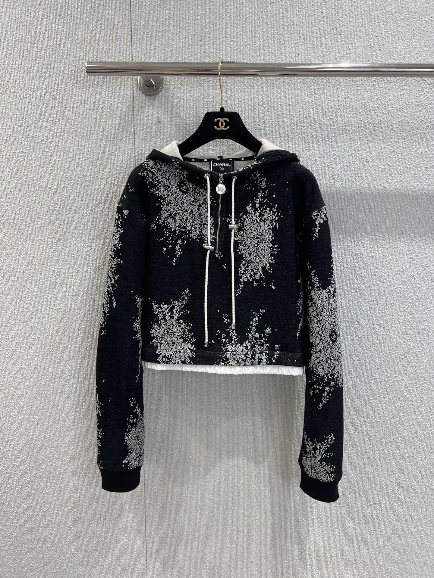 NO:478898,Sweatshirt Skirt Supports Change Chane* 25B High-end Handicraftshop Series New Fireworks Contrasted Hooded Short Sweatshirt + Skirt Set | Exclusive yb development!  High-end production!  A beautiful little fairy white and rich beauty artifact!  Aging-reducing temperament, girlish style, luxurious and high-end colors. The style is versatile and fashionable and high-end!  Details are comprehensive and perfect for the workmanship quality. S/M/L real photos are available in stock, chanel, hoodie, sweatshirts, skirts, hats, alexander wang19860909卫衣 半裙支持换款Chane* 25B高级手工坊系列新款 烟花撞色连帽短款卫衣+半裙套装丨独家yb开发！高版出品！绝美小仙女白富美神器！减龄气质少女风,高级色调奢华又高级.版型百搭不挑人时髦又高级！细节全面到位完美做工品质.现货发售S/M/L实拍细节图,,chanel,hoodie,sweatshirts,skirts,hats,alexander wang,Women's clothing