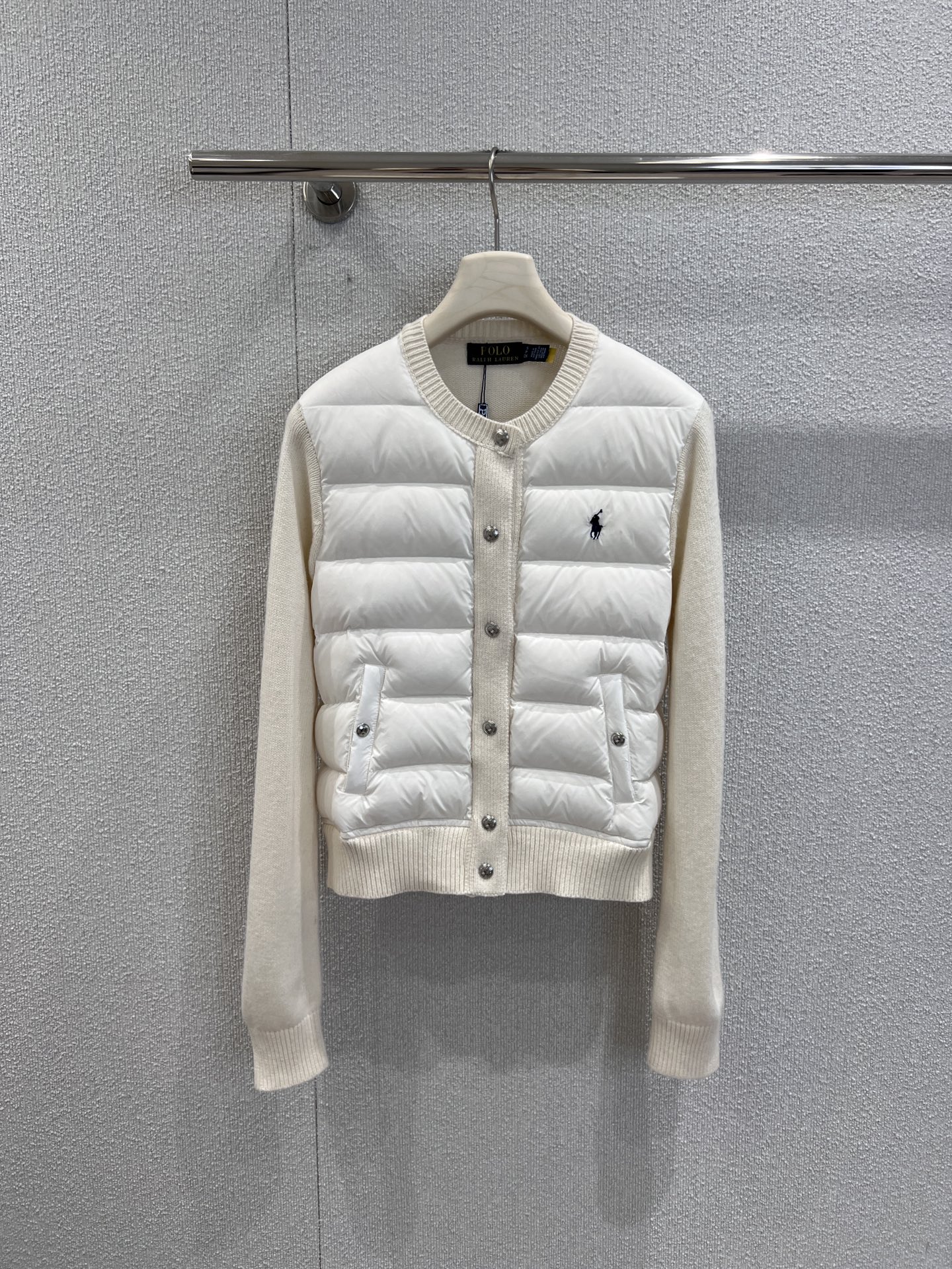 NO:478849,With dust bag Ralph Laur*n 24Fw early autumn new style, pony embroidered knitted spliced ​​round neck down jacket jacket丨Exclusive high-end production!  Full of high-end appearance, simple but not simple. Whether in the fabric material or the overall outline, it has a fashionable styling and good cold protection effect, and brings a comfortable wearing experience and feeling. It can concave and keep warm, three-dimensional and full, high practicality, with white duck down in the inner part, S/M/L real-life details pictures on sale, loro piana, jackets & coats, down jacket, alexander wang19860909配防尘袋 Ralph Laur*n 24Fw早秋新款 小马刺绣针织拼接圆领羽绒服外套丨独家高版出品！满满的高级观感,简单而不简约,无论是面料材质上还是整体轮廓,都兼备时尚造型感和良好的御寒功效,并带来舒适的穿着体验与感受,能凹造型又保暖,立体饱满,高实用度,内里填充白鸭绒,现货发售S/M/L实拍细节图,,loro piana,jackets & coats,down jacket,alexander wang,Women's clothing