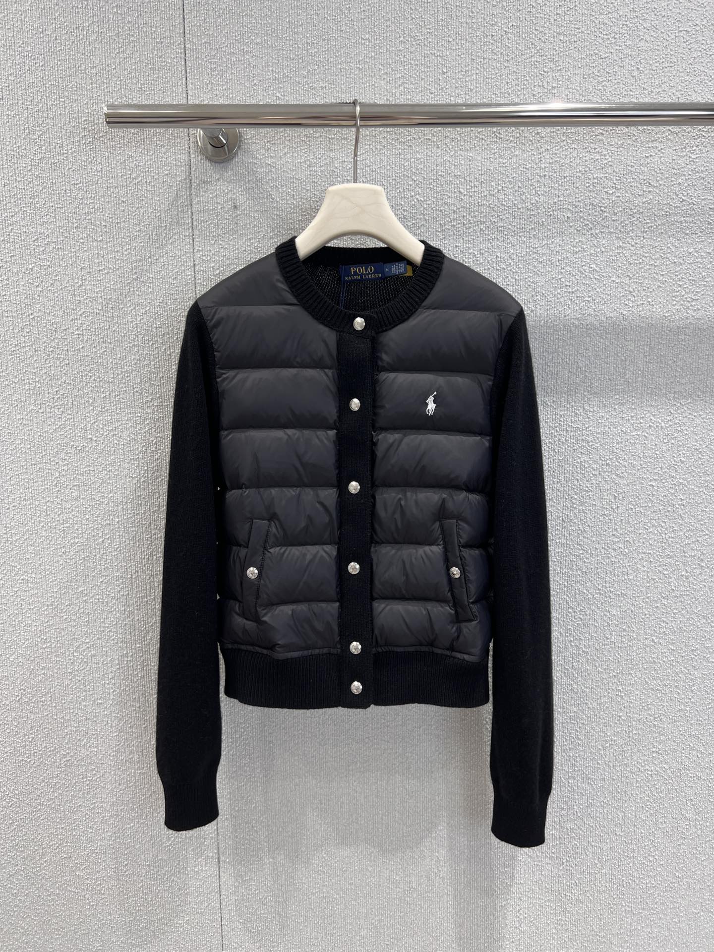 NO:478864,With dust bag Ralph Laur*n 24Fw early autumn new style, pony embroidered knitted spliced ​​round neck down jacket jacket丨Exclusive high-end production!  Full of high-end appearance, simple but not simple. Whether in the fabric material or the overall outline, it has a fashionable styling and good cold protection effect, and brings a comfortable wearing experience and feeling. It can concave and keep warm, three-dimensional and full, high practicality, with white duck down in the inner part, S/M/L real-life details pictures on sale, loro piana, jackets & coats, down jacket, alexander wang19860909配防尘袋 Ralph Laur*n 24Fw早秋新款 小马刺绣针织拼接圆领羽绒服外套丨独家高版出品！满满的高级观感,简单而不简约,无论是面料材质上还是整体轮廓,都兼备时尚造型感和良好的御寒功效,并带来舒适的穿着体验与感受,能凹造型又保暖,立体饱满,高实用度,内里填充白鸭绒,现货发售S/M/L实拍细节图,,loro piana,jackets & coats,down jacket,alexander wang,Women's clothing