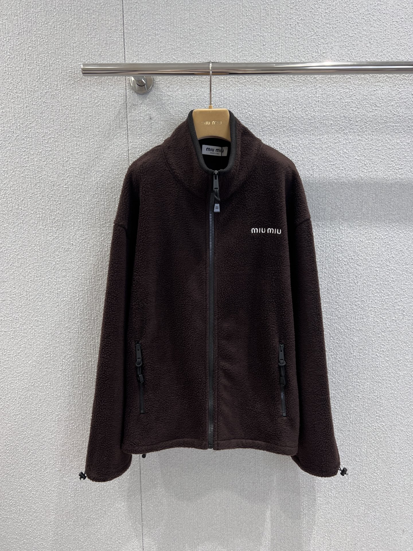 NO:478815,Support replacement Miumi* 24Fw early autumn new model, micro-label fleece zipper stand-alone sweater jacket丨Exclusive yb development!  High-end production!  True original custom fleece!  So the goods you see outside are soft, the clothes are generous without three-dimensional and textured!  Let’s take a look at the texture of the mold opening hardware!  There is really no comparison!  Original method!  Front zipper closure, embroidered logo, original flavor!  You can buy it for comparison!  S/M/L real photos, miumiu, hoodie, sweatshirts, jackets & coats, alexander wang19860909支持换款 Miumi* 24Fw早秋新款 微标摇粒绒拉链立领卫衣外套丨独家yb开发！高版出品！真正原版定做的摇粒绒！所以你们看见的外面那些货都是软趴趴的,衣服豪无立体感,豪无质感可言！再看看开模五金的质感！真的没有可比性！原版做法！正面拉链开合,刺绣徽标,原滋原味！可以随便买了对比 ！ 现货发售S/M/L实拍细节图,,miumiu,hoodie,sweatshirts,jackets & coats,alexander wang,Women's clothing