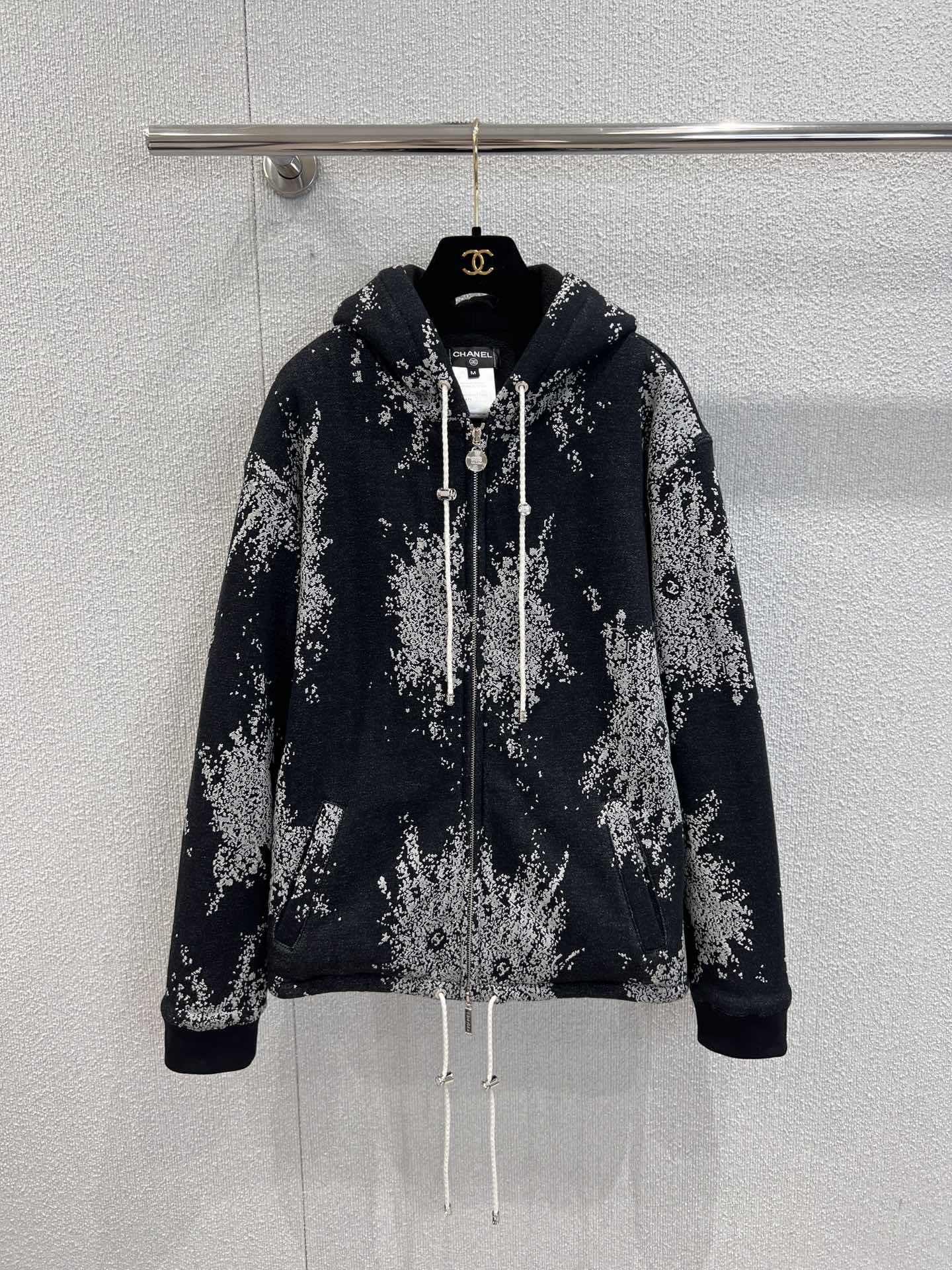 NO:480301,Support replacement Chane* 25B high-end handicraft workshop series new black fireworks long cotton jacket | Exclusive yb development!  High-end production!  Customized jacquard pure cotton plus velvet sweatshirt fabric with rocking fleece is warm and thick, with temperament hooded double zipper pendant decoration, beautiful little fairy white and rich beauty artifact!  Aging-reducing temperament, girlish style, luxurious and high-end colors. The style is versatile and fashionable and high-end!  Details are comprehensive and perfect for the workmanship quality. S/M/L real photos are available in stock, chanel, hoodie, sweatshirts, jackets & coats, hats, alexander wang19860909支持换款 Chane* 25B高级手工坊系列新款 黑色烟花长款棉服外套丨独家yb开发！高版出品！定制提花纯棉加绒卫衣面料搭配摇粒绒保暖厚实,气质连帽双拉链吊坠装饰,绝美小仙女白富美神器！减龄气质少女风,高级色调奢华又高级.版型百搭不挑人时髦又高级！细节全面到位完美做工品质.现货发售S/M/L实拍细节图,,chanel,hoodie,sweatshirts,jackets & coats,hats,alexander wang,Women's clothing