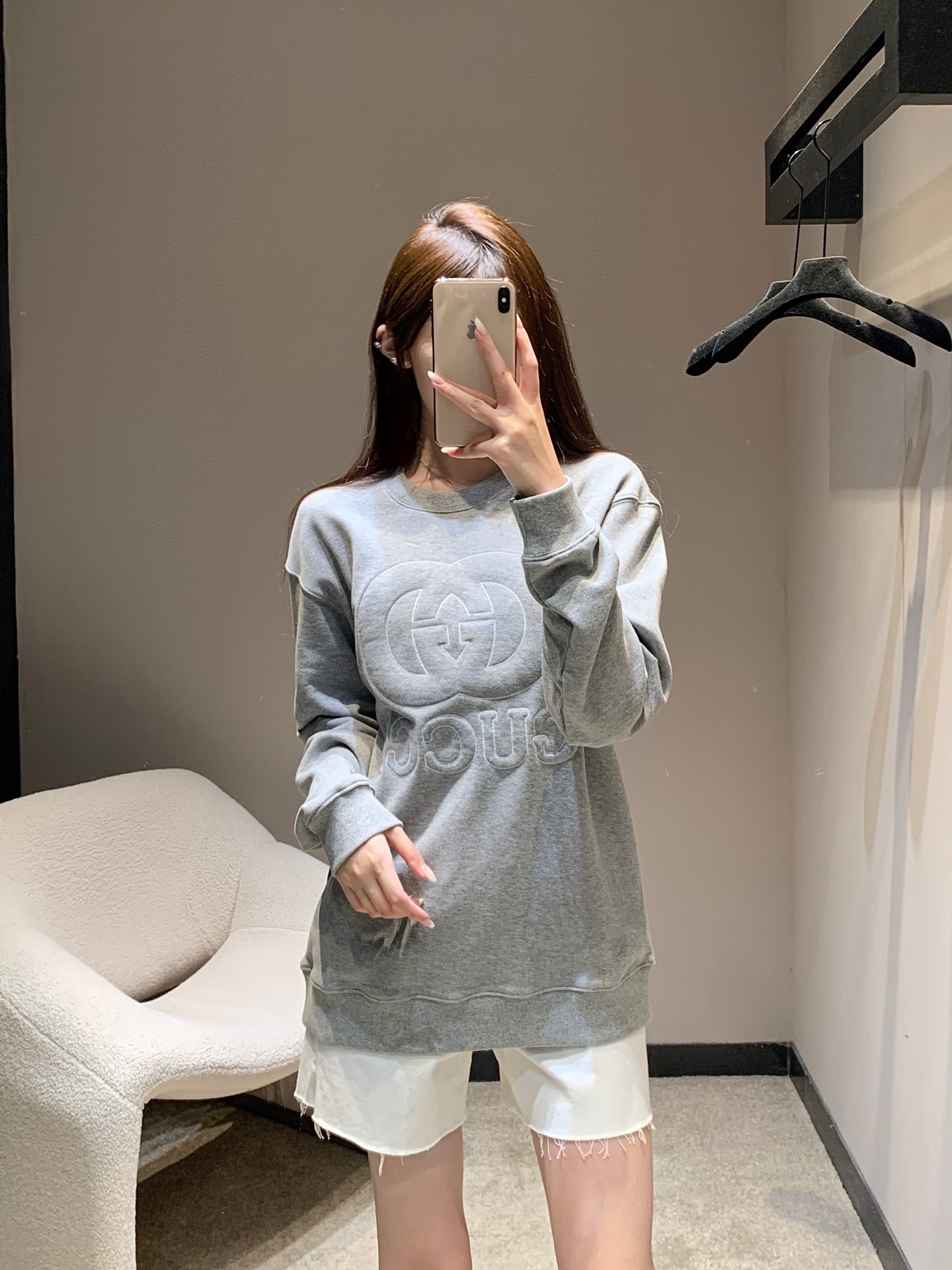 NO:478858,Gucc* 25Fw autumn and winter new style letter embroidered gray round neck sweatshirt丨Exclusive yb development!  High-end production!  Shoulder drop-back silhouette sweatshirt cut, threaded edge-cover details on the cuff hem, creating a delicate and coordinated atmosphere, letter decoration on the chest, embroidered three-dimensional font elements, brand high-end feel, overall style is low-key and textured, casual and fashionable outfit, S/M/L, gucci, hoodie, sweatshirts, alexander wang19860909Gucc* 25Fw秋冬新款 字母刺绣灰色圆领卫衣丨独家yb开发！高版出品！落肩套头廓形卫衣剪裁 袖口下摆螺纹包边细节 营造出精致协调的氛围感 胸前点缀字母装饰 刺绣立体字体元素 品牌高级感立显 整体风格低调不失质感 穿搭休闲时髦 现货发售S/M/L,,gucci,hoodie,sweatshirts,alexander wang,Women's clothing