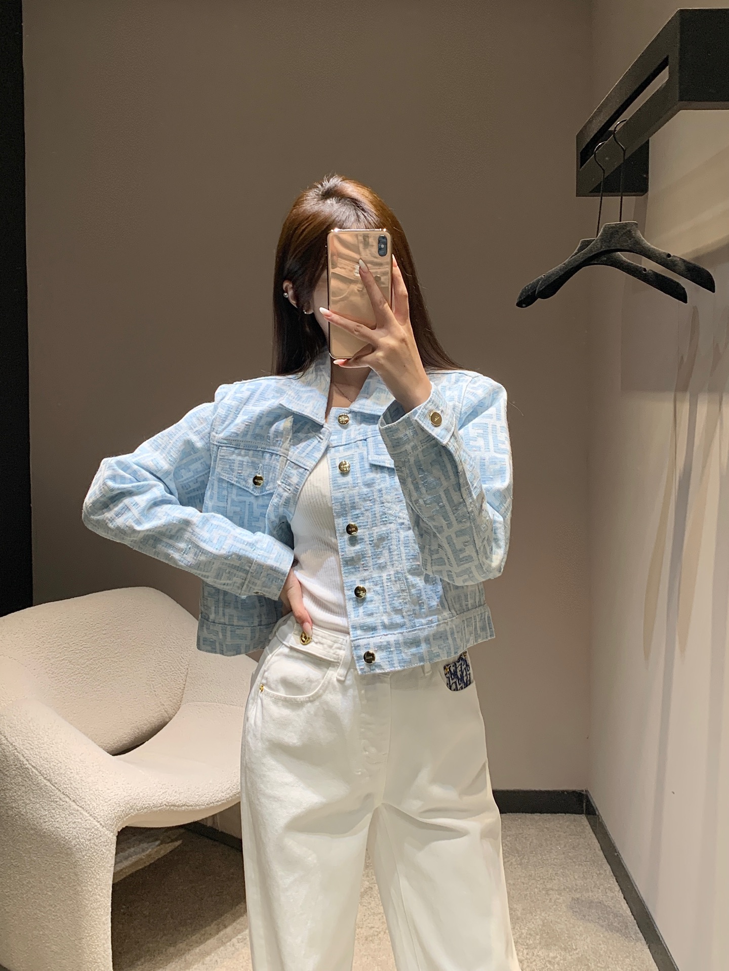 NO:478870,Fend* 25Fw early autumn new style jacquard lapel denim jacket丨Exclusive high-end production!  Custom imported jacquard denim material, high-quality texture, full-quality, double F-full style, vertical appearance, flip pocket jacket, shoulder design fits the human body, more slender and upright, allowing evergreen style to perfectly interpret the sense of casual and noble, fashionable and fashionable, the best choice for daily outfits!  S/M/L, fendi, jackets & coats, alexander wang19860909Fend* 25Fw早秋新款 提花翻领牛仔外套丨独家高版出品！定制进口提花牛仔材质 质感高级 品相十足 通体双F满铺 格调立显 翻盖口袋外套 正肩设计贴合人体 更显身姿纤细挺拔 让常青版型也能完美演绎休闲贵气感 时髦洋气 日常穿搭不二之选！ 现货发售S/M/L,,fendi,jackets & coats,alexander wang,Women's clothing