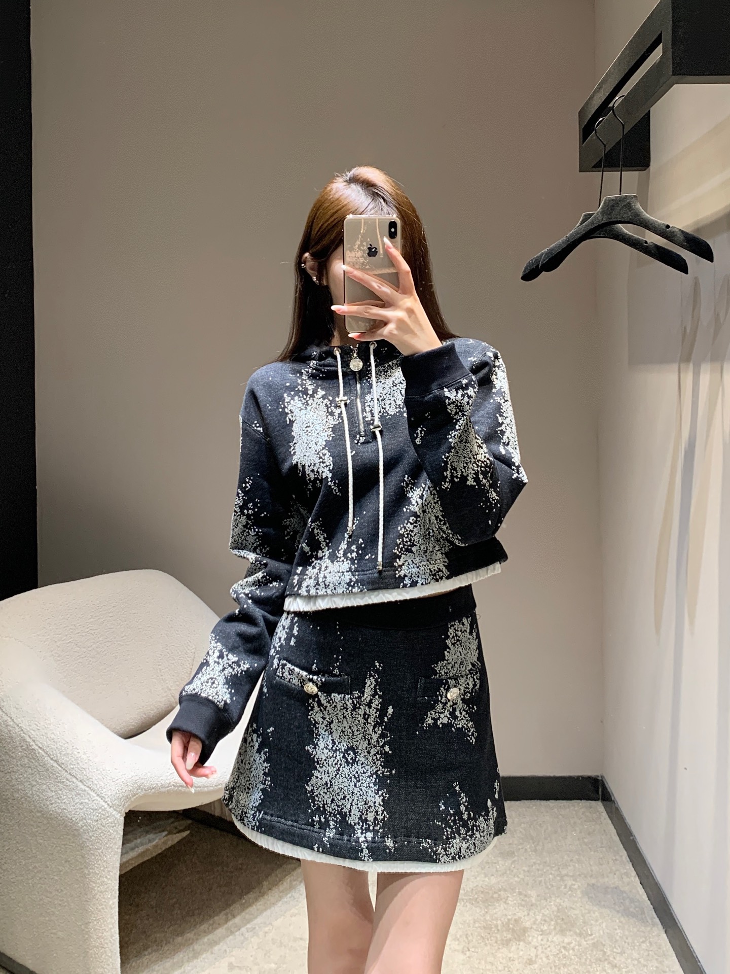 NO:478903,Sweatshirt, skirt, Chane* 25B high-end handicraft workshop series new styles, firework contrasting hooded short sweatshirt + skirt suit丨Exclusive yb development!  High-end production!  A beautiful little fairy white and rich beauty artifact!  Aging-reducing temperament, girlish style, luxurious and high-end colors. The style is versatile and fashionable and high-end!  Details are comprehensive and perfect for the workmanship quality. S/M/L is available in stock, chanel, hoodie, sweatshirts, skirts, hats, alexander wang19860909卫衣 半裙Chane* 25B高级手工坊系列新款 烟花撞色连帽短款卫衣+半裙套装丨独家yb开发！高版出品！绝美小仙女白富美神器！减龄气质少女风,高级色调奢华又高级.版型百搭不挑人时髦又高级！细节全面到位完美做工品质.现货发售S/M/L,,chanel,hoodie,sweatshirts,skirts,hats,alexander wang,Women's clothing