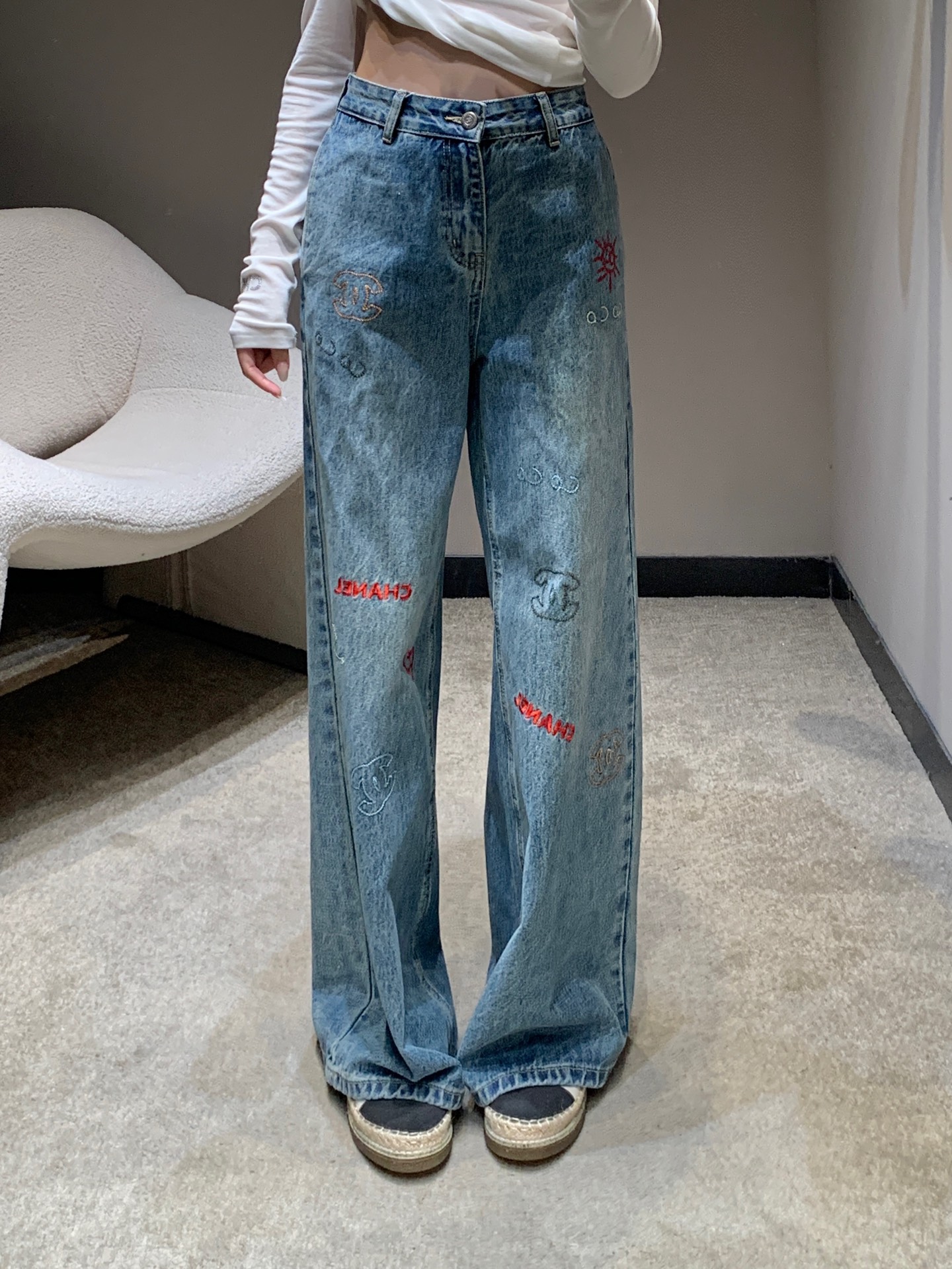 Chanel 25FW Embroidered Logo High-Waisted Jeans - Slim Fit, Versatile Style