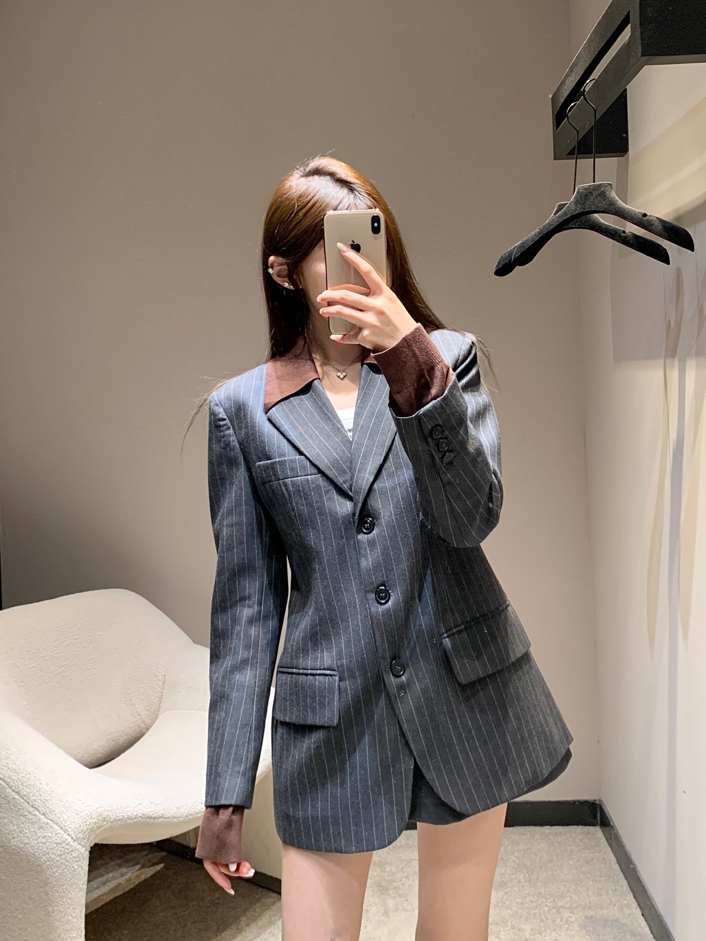 NO:480248,Miumi* 25Fw early autumn new model, fake two-piece spliced ​​double-collar wool blazer | Exclusive yb development!  High-end production!  100% imported wool fabric with delicate texture and a crisp style. The gray textured fabric has a high-end feel, corduroy color-blocking collar + cuffs, retro and exquisite and neat cut to hide the flesh to make you look slim. The single wear is full of aura, and the layered inner layer is more layered, and the classic and outdated fashionable items are available. S/M/L, miumiu, jackets & coats, business suit, alexander wang19860909Miumi* 25Fw早秋新款 假两件拼接双层领羊毛西装外套丨独家yb开发！高版出品！采用百分百进口绵羊毛面料质感细腻,版型挺括.灰调纹理面料自带高级感,灯芯绒拼色领+袖口,复古又精致利落剪裁藏肉显瘦,单穿气场拉满,叠穿内搭更有层次,经典不过时的时髦单品.现货发售S/M/L,,miumiu,jackets & coats,business suit,alexander wang,Women's clothing