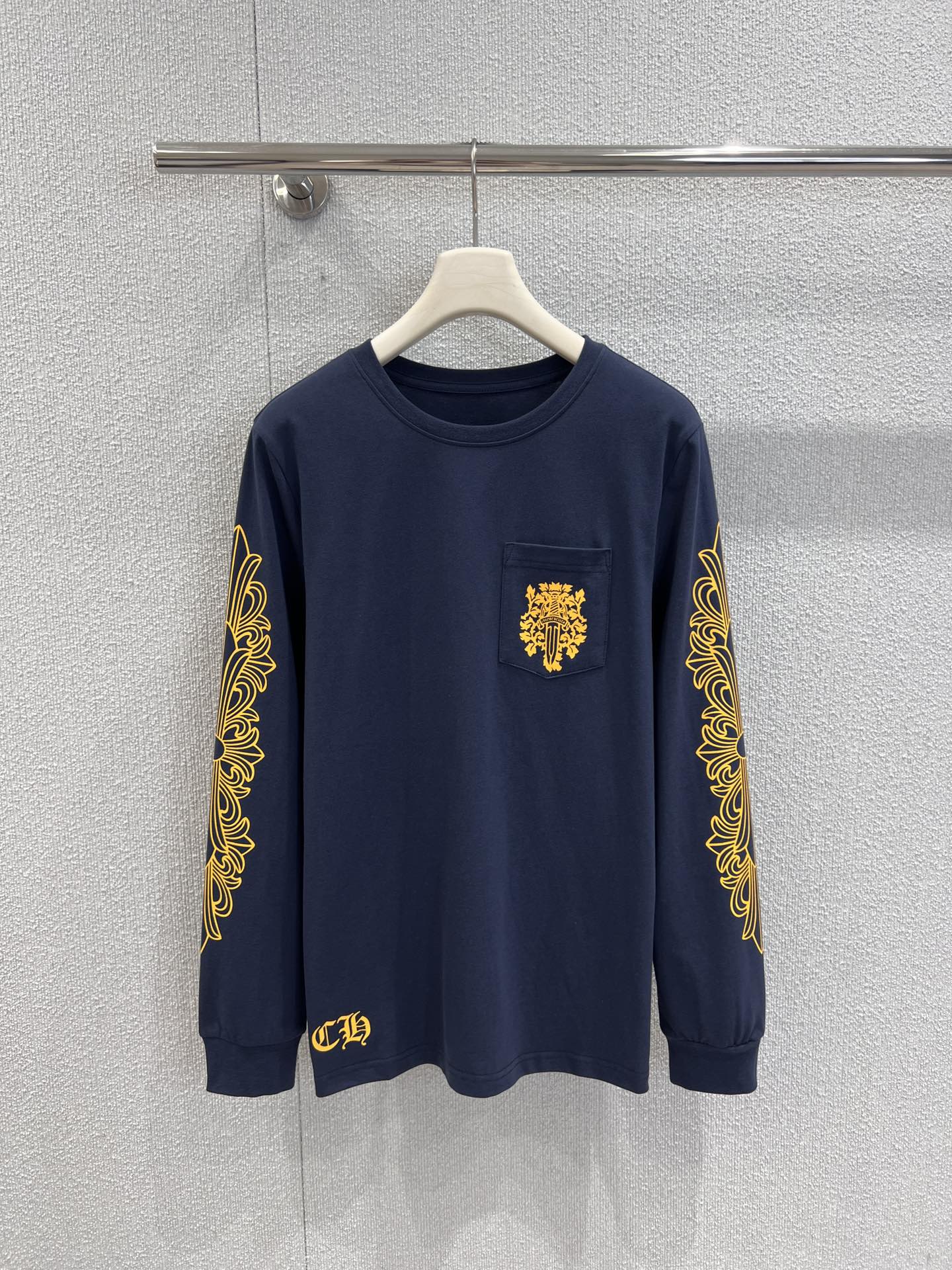 NO:481670,Support replacement Chrome Heart* 25Fw early autumn new style Broken Sword Print Long Sleeve T-shirt丨Exclusive high-end product!  Navy blue and yellow long-sleeved color matching is super good. Navy blue is really white. This long-sleeved T-sleeved jeans are all very versatile. Hurry up~ S/M/L real-life details pictures are available in stock, Chrome hearts, skirts, jeans, tees, t-shirt, alexander wang19860909支持换款 Chrome Heart* 25Fw早秋新款 破碎宝剑印花长袖T恤丨独家高版出品！藏蓝拼黄色长袖 配色超好看 藏蓝色是真的很显白 这款长袖t搭配半裙牛仔裤都是很百搭的款 赶快冲呀～现货发售S/M/L实拍细节图,,chrome hearts,skirts,jeans,tees，t-shirt,alexander wang,Women's clothing