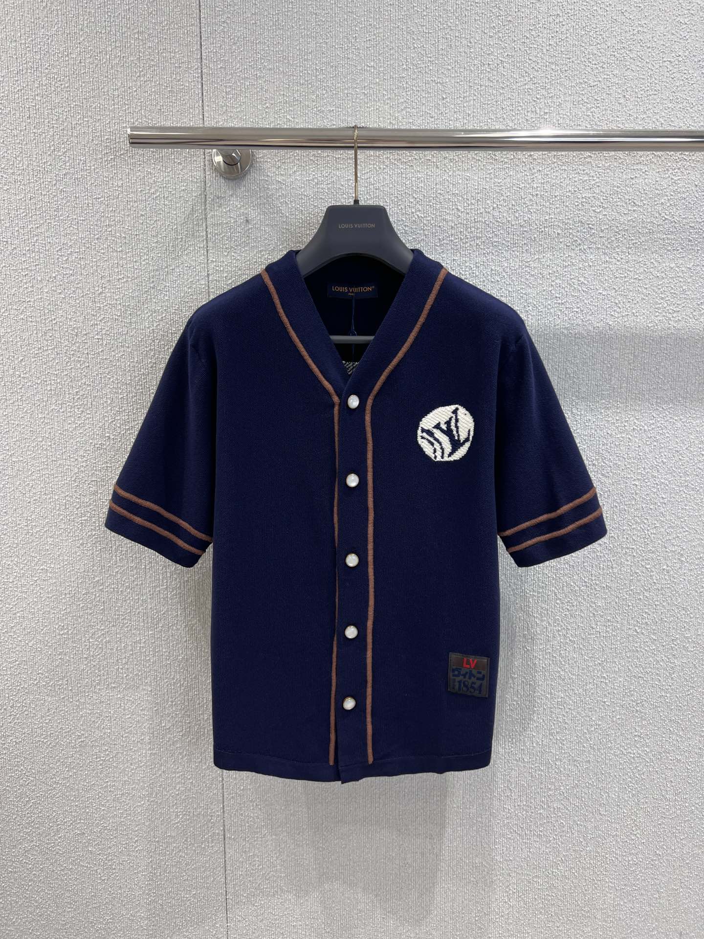 NO:480255,Support replacement Louis Vuitt*n 25Fw early autumn new model Nigo co-branded embroidered pattern knitted short-sleeved baseball shirt丨Exclusive high-end production!  This cotton knitted baseball shirt is a summer choice with a casual style. The front and back LV Polka Dots polka dot embroidery backtracking the 2025 autumn and winter show, contrasting embroidery edging, pearlescent buttons and the LV Japan label on the lower left to perfect the academy style. S/M/L real-life details pictures are available in stock, louis vuitton,louis vuitton,shirts,T-shirt,alexander wang19860909支持换款 Louis Vuitt*n 25Fw早秋新款 Nigo联名刺绣图案针织短袖棒球衬衫丨独家高版出品！本款棉质针织棒球衬衫以休闲版型成就夏日佳选.前后 LV Polka Dots 波点刺绣回溯 2025 秋冬秀场的灵动意趣,撞色刺绣镶边、珠光纽扣和左下方的 LV Japan 标签完善学院格调.现货发售S/M/L实拍细节图,,louis vuitton,louis vuitton,shirts,T-shirt,alexander wang,Women's clothing