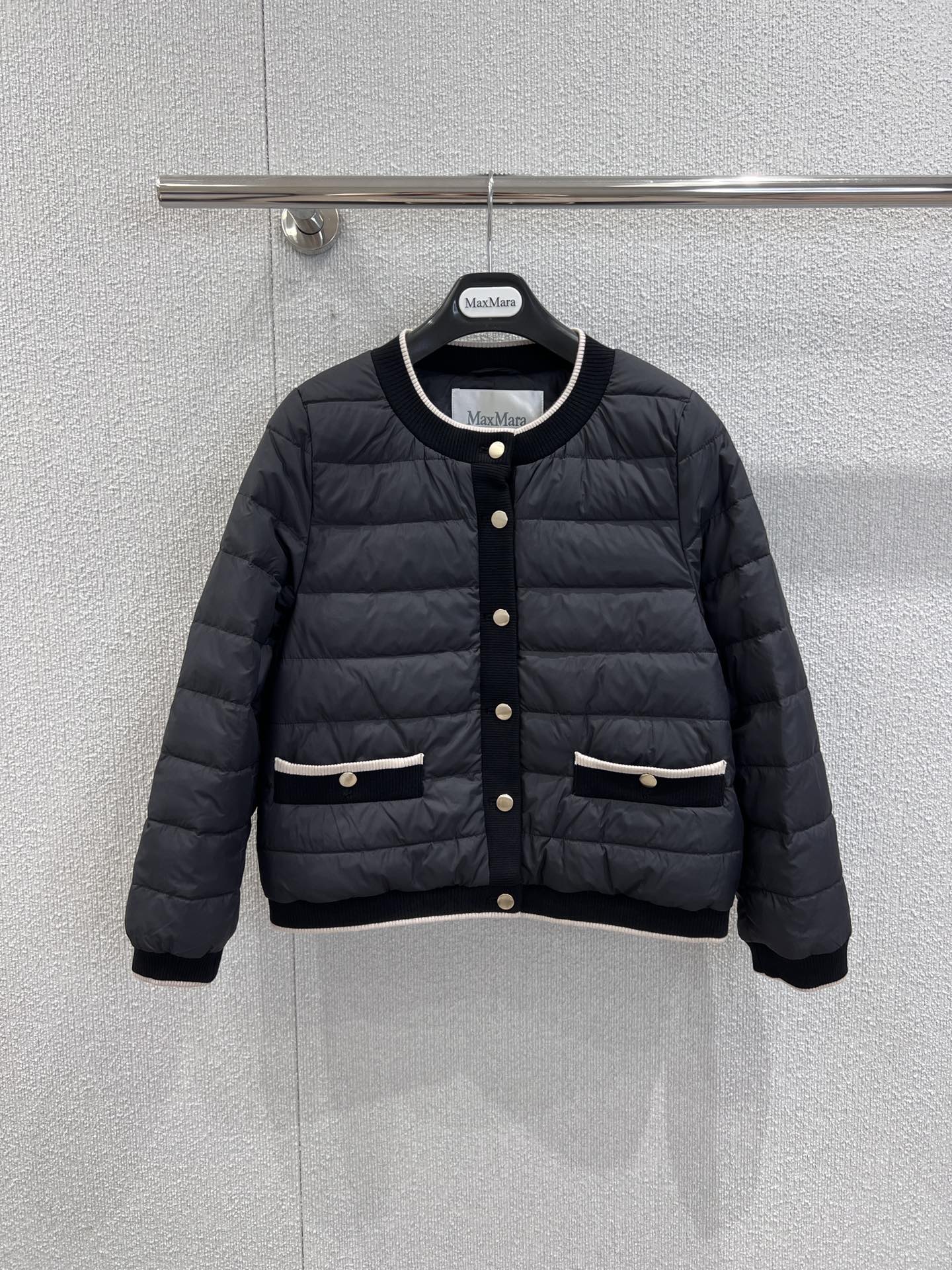 NO:485465,With dust bag MaxMar* 25FW early autumn new style, contrasting horizontal lines round neck short down jacket丨Exclusive yb development!  High-end production!  This down jacket is the fashion and warmth of winter. The classic black main tone is matched with exquisite contrasting trims, and the details show the elegant texture. The neat short style easily creates a neat figure. Whether it is matched with skirts or trousers, it can be easily adapted, bringing you a dressing experience that combines temperament and temperature in the cold season. S/M/L real-life details pictures are available in stock, skirts, jackets & coats, down jacket, alexander wang19860909配防尘袋 MaxMar* 25FW早秋新款 撞色横纹圆领短款羽绒外套丨独家yb开发！高版出品！这款羽绒外套,是冬日里的时尚与温暖担当.经典黑色主调,搭配精致撞色饰边,细节处尽显优雅质感.利落短款版型,轻松打造利落身形,无论是搭配裙装还是裤装,都能轻松适配,为你在寒冷季节里,带来兼具风度与温度的穿搭体验.现货发售S/M/L实拍细节图,,skirts,jackets & coats,down jacket,alexander wang,Women's clothing