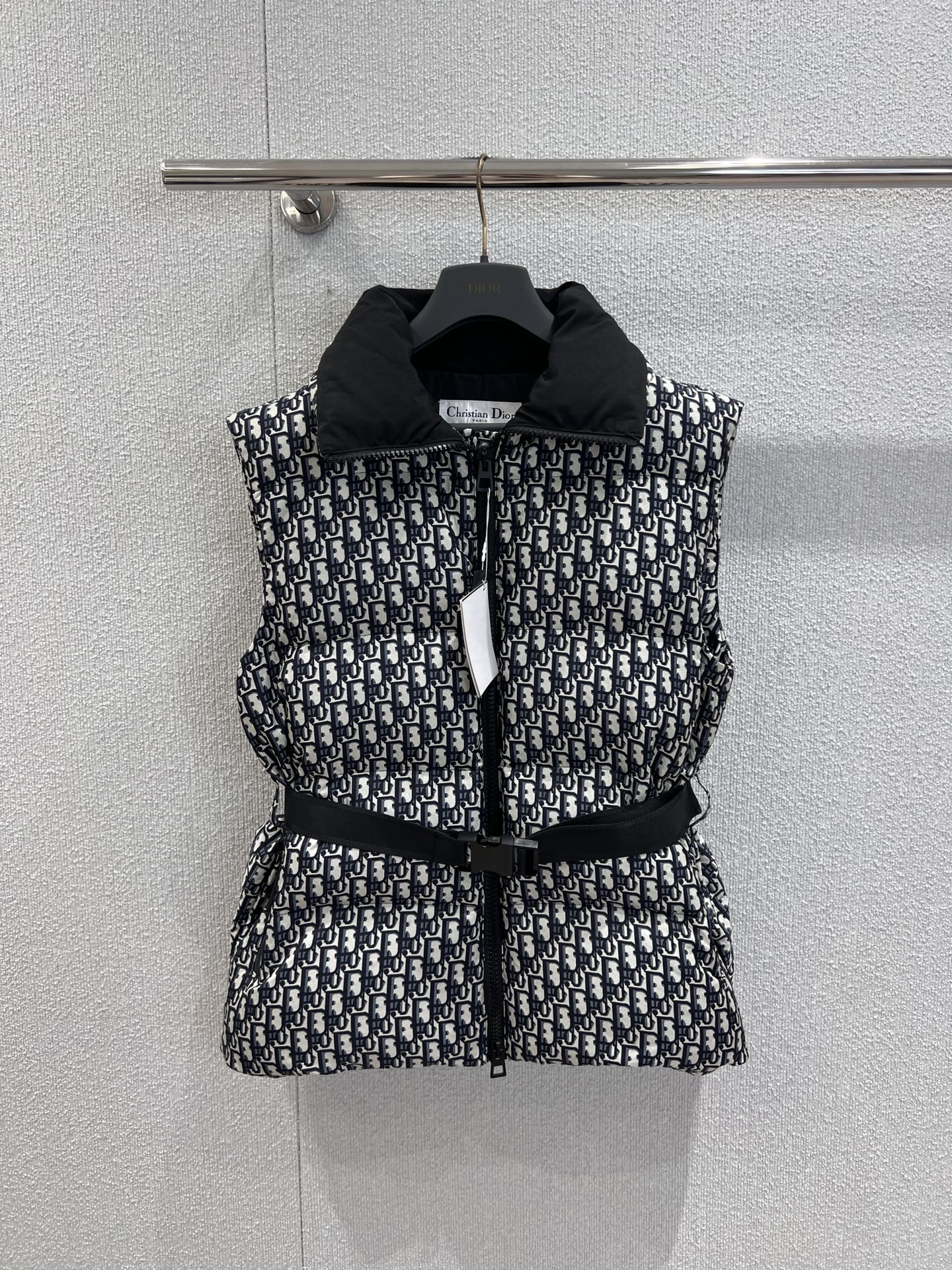 NO:480251,Vest support replacement Dio* 25Fw early autumn latest ski series, presbyopia waist-covering cotton jacket vest + zipper skirt suit | Exclusive yb development!  High-end production!  All details of hardware accessories are handled in full, the back logo webbing waist is perfect, the inner pocket is consistent, the market down version is different from the market [Smile is a smile] The upper body effect is excellent, versatile, fashionable and handsome, heavy recommendation!  Sisters all rushed for me!  S/M/L real photos, dior, skirts, down jacket, alexander wang19860909马甲支持换款 Dio* 25Fw早秋最新款滑雪系列 老花收腰棉服马甲+拉链半裙套装丨独家yb开发！高版出品！五金配件所有细节处理全面到位 后背logo织带收腰完美版型 内里口袋做法yb一致 区别市场羽绒版本[破涕为笑]上身效果超赞 百搭时髦又帅气 重磅推荐！姐妹们都给我冲！现货发售S/M/L实拍细节图,,dior,skirts,down jacket,alexander wang,Women's clothing