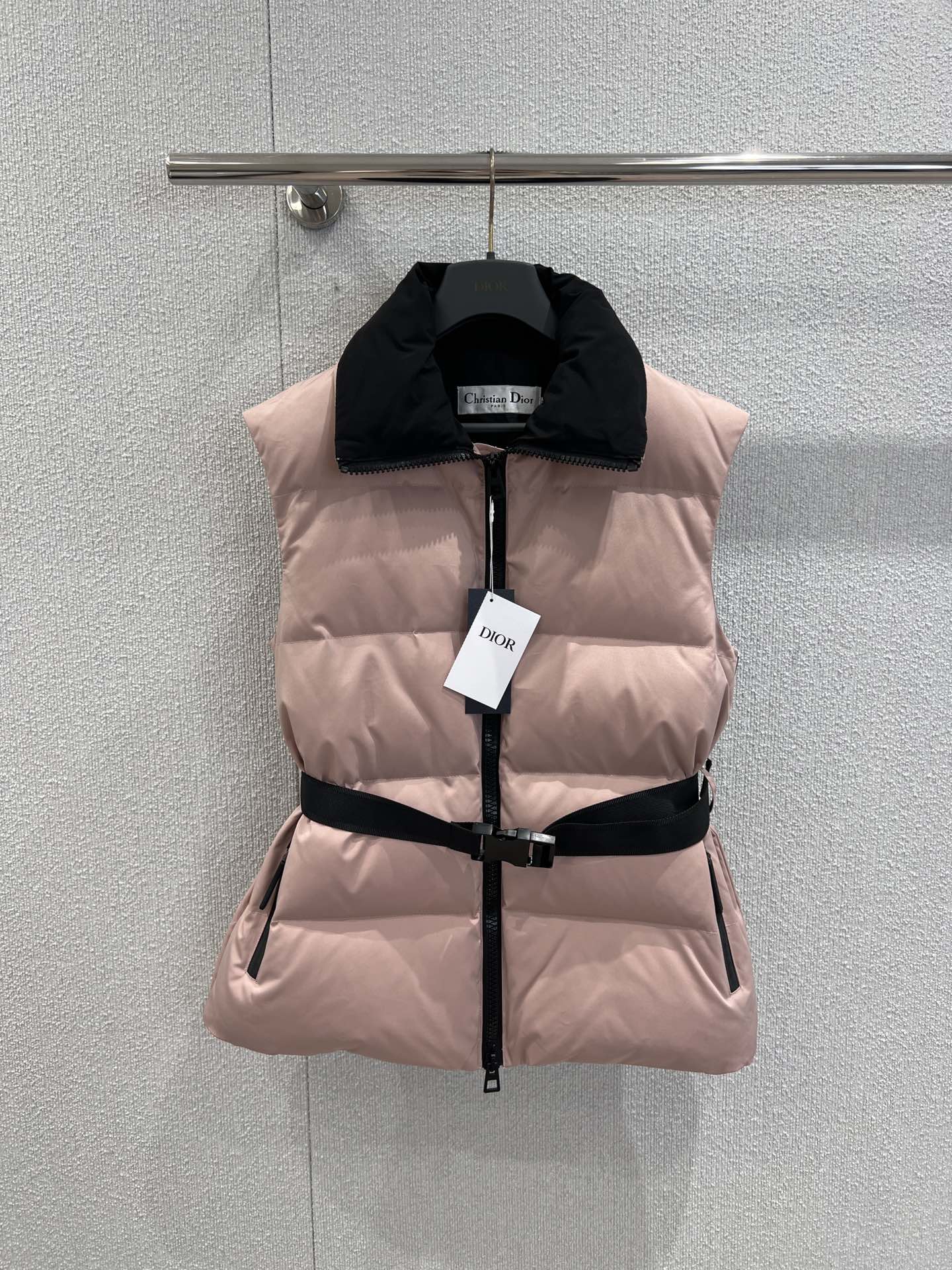 NO:480274,Support replacement Dio* 25Fw autumn and winter new model Alps ski limited buckle belt cotton jacket vest | Exclusive yb development!  High-end production!  Alps Capsule Series Winter Sports Made of quilted pink technology taffeta, black five-pointed star signature on the back, zippered inside, pocket stand collar, technology belt around the waist highlights the waist, CD zipper closure, creates fashionable winter items, S/M/L real-life details pictures on sale, dior, loro piano, alexander wang19860909支持换款 Dio* 25Fw秋冬新款 阿尔卑斯Alps滑雪限定插扣腰带棉服马甲丨独家yb开发！高版出品！Alps胶囊系列冬季运动 采用绗缝粉色技术塔夫绸制成 背部饰有黑色五角星签名,内有拉链 口袋立领 腰间的科技腰带凸显腰身 CD拉链开合,打造冬季时髦单品 现货发售S/M/L实拍细节图,,dior,loro piana,alexander wang,Women's clothing