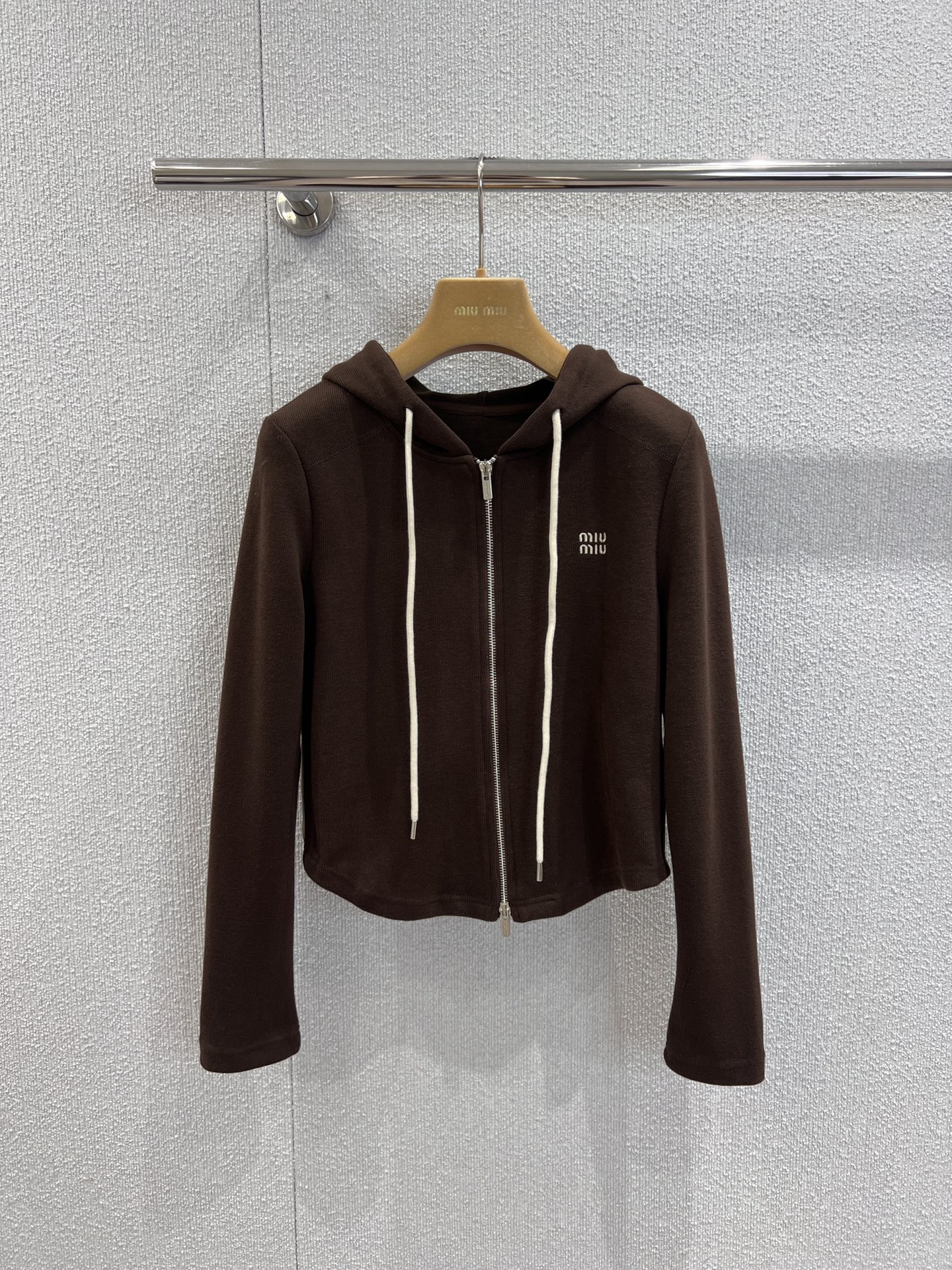 NO:483636,Support replacement Miumi* 25Fw early autumn new model, micro-label embroidered zipper hooded jacket wide-leg pants set | Exclusive high-end product!  This suit is amazing!  The top is a hooded zipper style, loose and stylish, paired with wide-leg pants in the same color, which makes the drape feel amazing. The overall color is gentle brown, simple and high-end, and it is suitable for daily travel or home, so it can easily create a lazy and fashionable style~ S/M/L real-life detailed pictures on sale, miumiu, jackets & coats, hats, alexander wang19860909支持换款 Miumi* 25Fw早秋新款 微标刺绣拉链连帽外套阔腿裤套装丨独家高版出品！这套套装太赞啦！上衣是连帽拉链款,宽松又有型,搭配同色系阔腿裤,垂坠感绝了.整体是温柔的棕色系,简约又高级,日常出街或者居家都很合适,轻松打造慵懒又时髦的风格～现货发售S/M/L实拍细节图,,miumiu,jackets & coats,hats,alexander wang,Women's clothing