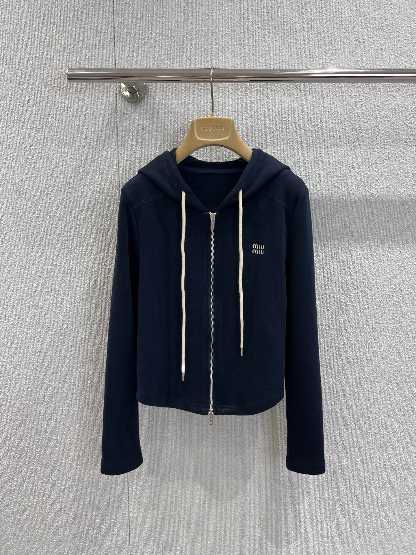 NO:483646,Support replacement Miumi* 25Fw early autumn new model, micro-label embroidered zipper hooded jacket wide-leg pants set | Exclusive high-end product!  This suit is amazing!  The top is a hooded zipper style, loose and stylish, paired with wide-leg pants in the same color, which makes the drape feel amazing. The overall color is gentle brown, simple and high-end, and it is suitable for daily travel or home, so it can easily create a lazy and fashionable style~ S/M/L real-life detailed pictures on sale, miumiu, jackets & coats, hats, alexander wang19860909支持换款 Miumi* 25Fw早秋新款 微标刺绣拉链连帽外套阔腿裤套装丨独家高版出品！这套套装太赞啦！上衣是连帽拉链款,宽松又有型,搭配同色系阔腿裤,垂坠感绝了.整体是温柔的棕色系,简约又高级,日常出街或者居家都很合适,轻松打造慵懒又时髦的风格～现货发售S/M/L实拍细节图,,miumiu,jackets & coats,hats,alexander wang,Women's clothing