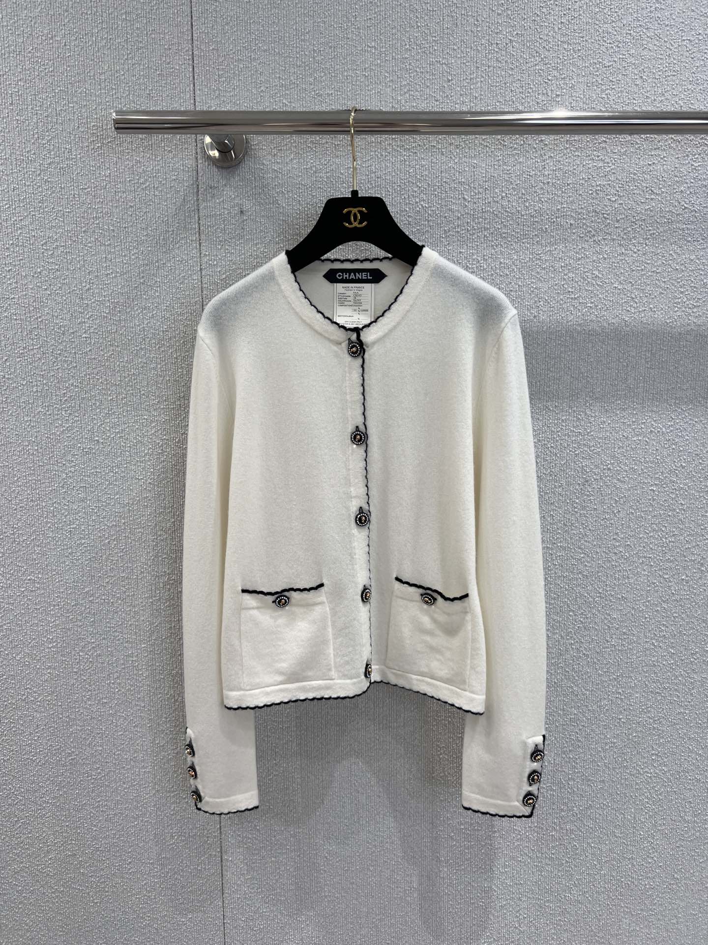 NO:481679,Support replacement Chane* 25B premium handicraft workshop series new model, double pocket round neck knitted cardigan丨Exclusive high-end production!  This women's clothing is amazing!  Milk white knitted cardigan, exquisite buttons and black wavy trim, full of fragrance, retro and elegant. Paired with blue jeans, casual and casual, it is suitable for daily going out or dates, and it is easy to wear and feel fashionable~ S/M/L real-life detailed pictures on sale, chanel, jeans, alexander wang19860909支持换款 Chane* 25B高级手工坊系列新款 双口袋圆领针织开衫丨独家高版出品！这款女装太绝啦！奶白色针织开衫,精致纽扣搭配黑色波浪镶边,小香风满满,复古又优雅.搭配蓝色牛仔裤,休闲随性,日常出街或者约会都很合适,轻松穿出时尚感～现货发售S/M/L实拍细节图,,chanel,jeans,alexander wang,Women's clothing