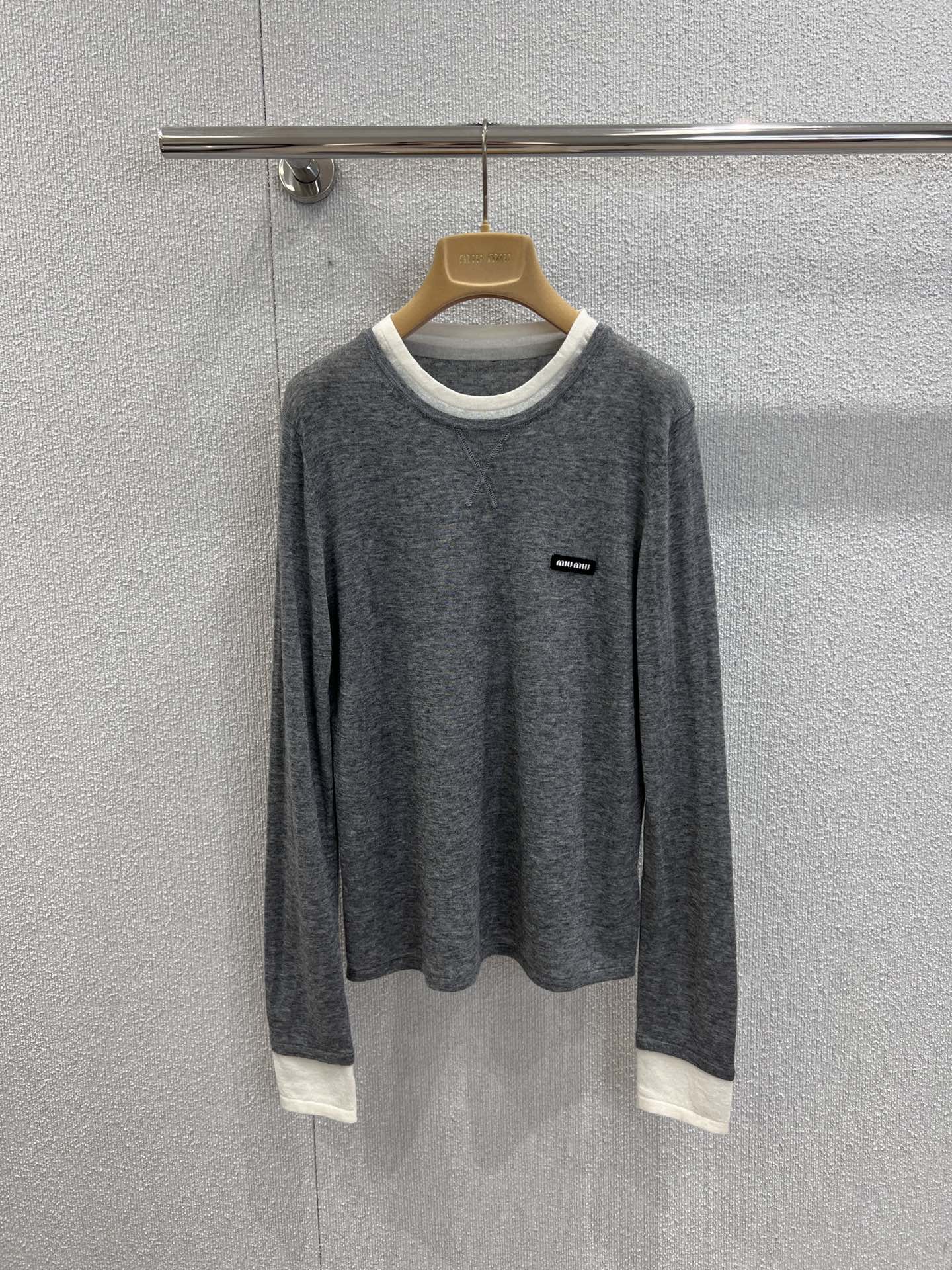 NO:484409,Support replacement Miumi* 25Fw early autumn new style, letter micro-mark fake two-piece wool long-sleeved base shirt丨Exclusive high-end production!  This base shirt is gentle and elegant in warm colors. The fake two-piece design adds layering, simple and without losing details. The fabric is comfortable and skin-friendly, fits the body but is not tight. It is suitable for daily single wear or layering, and it can easily create a casual and exquisite dressing style~ Super recommended!  S/M/L real photos, miumiu, alexander wang19860909支持换款 Miumi* 25Fw早秋新款 字母微标假两件羊毛长袖打底衫丨独家高版出品！这款打底衫,暖调色系温柔又显气质,假两件设计增添层次感,简约又不失细节.面料舒适亲肤,贴合身形却不紧绷,日常单穿或叠搭都很合适,轻松打造出随性又精致的穿搭风格～超级推荐！现货发售S/M/L实拍细节图,,miumiu,alexander wang,Women's clothing