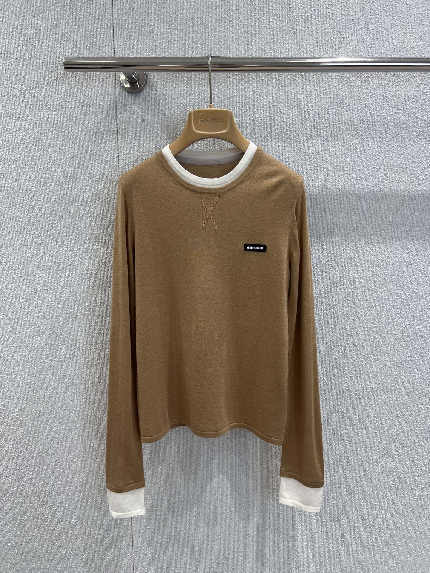 NO:484398,Support replacement Miumi* 25Fw early autumn new style, letter micro-mark fake two-piece wool long-sleeved base shirt丨Exclusive high-end production!  This base shirt is gentle and elegant in warm colors. The fake two-piece design adds layering, simple and without losing details. The fabric is comfortable and skin-friendly, fits the body but is not tight. It is suitable for daily single wear or layering, and it can easily create a casual and exquisite dressing style~ Super recommended!  S/M/L real photos, miumiu, alexander wang19860909支持换款 Miumi* 25Fw早秋新款 字母微标假两件羊毛长袖打底衫丨独家高版出品！这款打底衫,暖调色系温柔又显气质,假两件设计增添层次感,简约又不失细节.面料舒适亲肤,贴合身形却不紧绷,日常单穿或叠搭都很合适,轻松打造出随性又精致的穿搭风格～超级推荐！现货发售S/M/L实拍细节图,,miumiu,alexander wang,Women's clothing