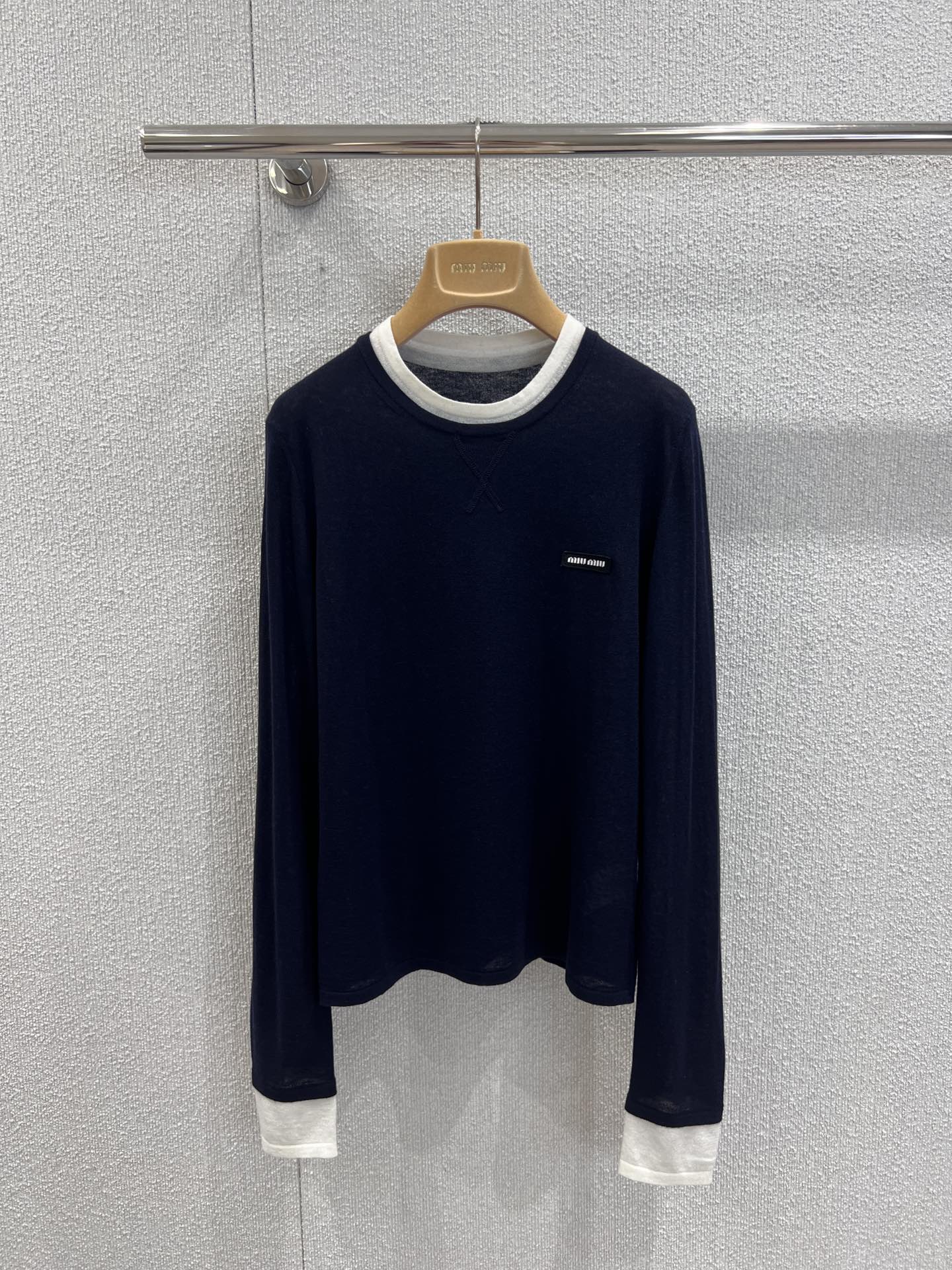 NO:484415,Support replacement Miumi* 25Fw early autumn new style, letter micro-mark fake two-piece wool long-sleeved base shirt丨Exclusive high-end production!  This base shirt is gentle and elegant in warm colors. The fake two-piece design adds layering, simple and without losing details. The fabric is comfortable and skin-friendly, fits the body but is not tight. It is suitable for daily single wear or layering, and it can easily create a casual and exquisite dressing style~ Super recommended!  S/M/L real photos, miumiu, alexander wang19860909支持换款 Miumi* 25Fw早秋新款 字母微标假两件羊毛长袖打底衫丨独家高版出品！这款打底衫,暖调色系温柔又显气质,假两件设计增添层次感,简约又不失细节.面料舒适亲肤,贴合身形却不紧绷,日常单穿或叠搭都很合适,轻松打造出随性又精致的穿搭风格～超级推荐！现货发售S/M/L实拍细节图,,miumiu,alexander wang,Women's clothing