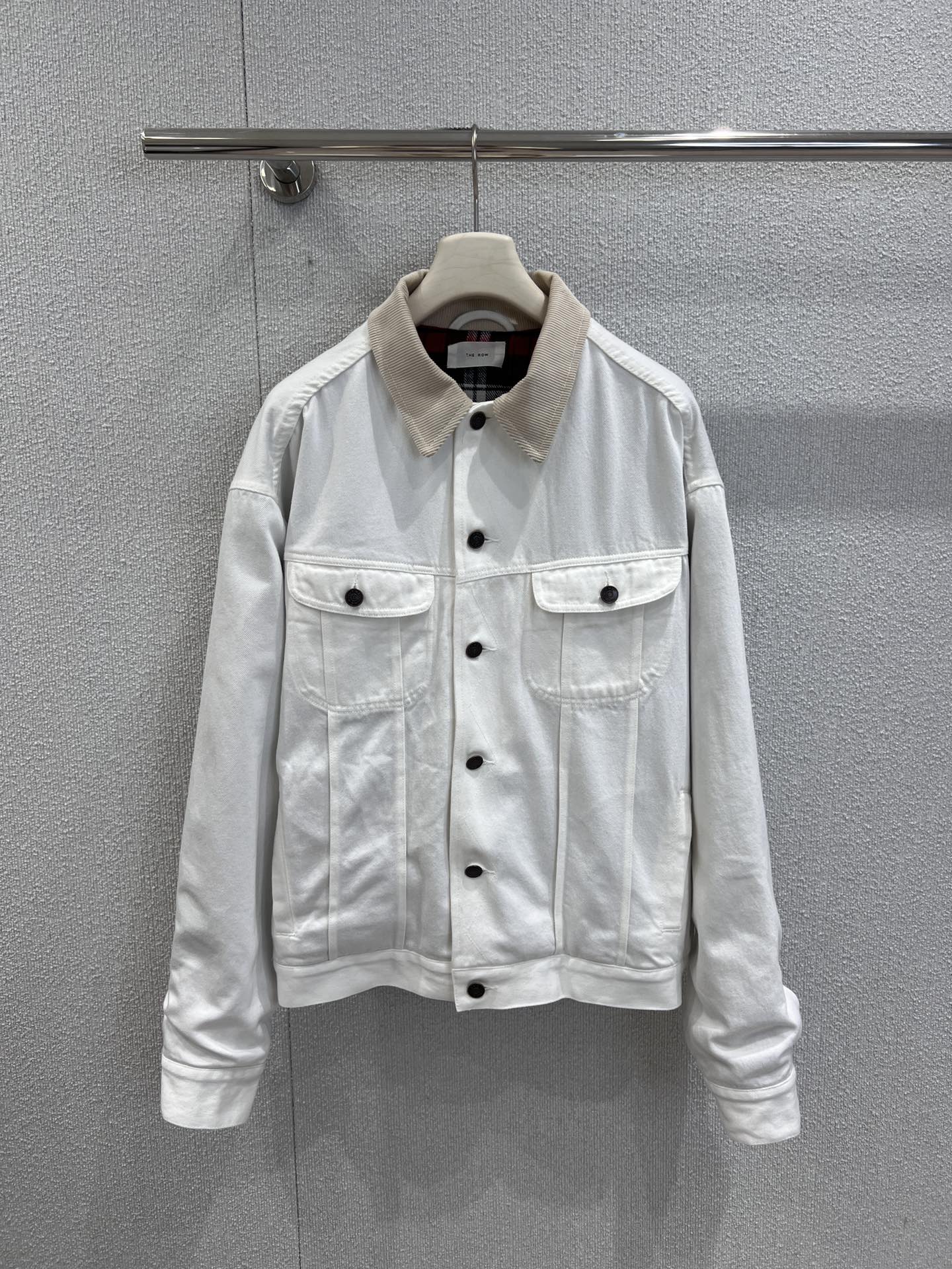 NO:480285,Support replacement The Ro* 25Fw early autumn new style contrasting short lapel jacket button cotton denim jacket | Exclusive yb development!  High-end production!  Light blue washing denim fabric, retro and versatile. The spliced ​​light corduroy lapel adds a sense of exquisiteness and breaks the toughness of the denim. The loose style is suitable for a variety of figures, a classic multi-pocket design, practical and trendy, can be easily matched with skirts and trousers to create a casual or light retro style. It is a practical item in the closet to enhance the level of outfits. S/M/L real-life details pictures, skirts, jackets & coats, jackets & coats, alexander wang19860909支持换款 The Ro* 25Fw早秋新款 撞色短款翻领夹克系扣棉质牛仔外套丨独家yb开发！高版出品！浅蓝色水洗牛仔面料,复古又百搭.拼接的浅色灯芯绒翻领,增添精致感,打破牛仔的硬朗.宽松版型适配多样身形,经典多口袋设计,实用又具潮流感,可轻松搭配裙装、裤装,打造休闲或轻复古风格,是衣橱里提升穿搭层次的实用单品.现货发售S/M/L实拍细节图,,skirts,jackets & coats,jackets & coats,alexander wang,Women's clothing