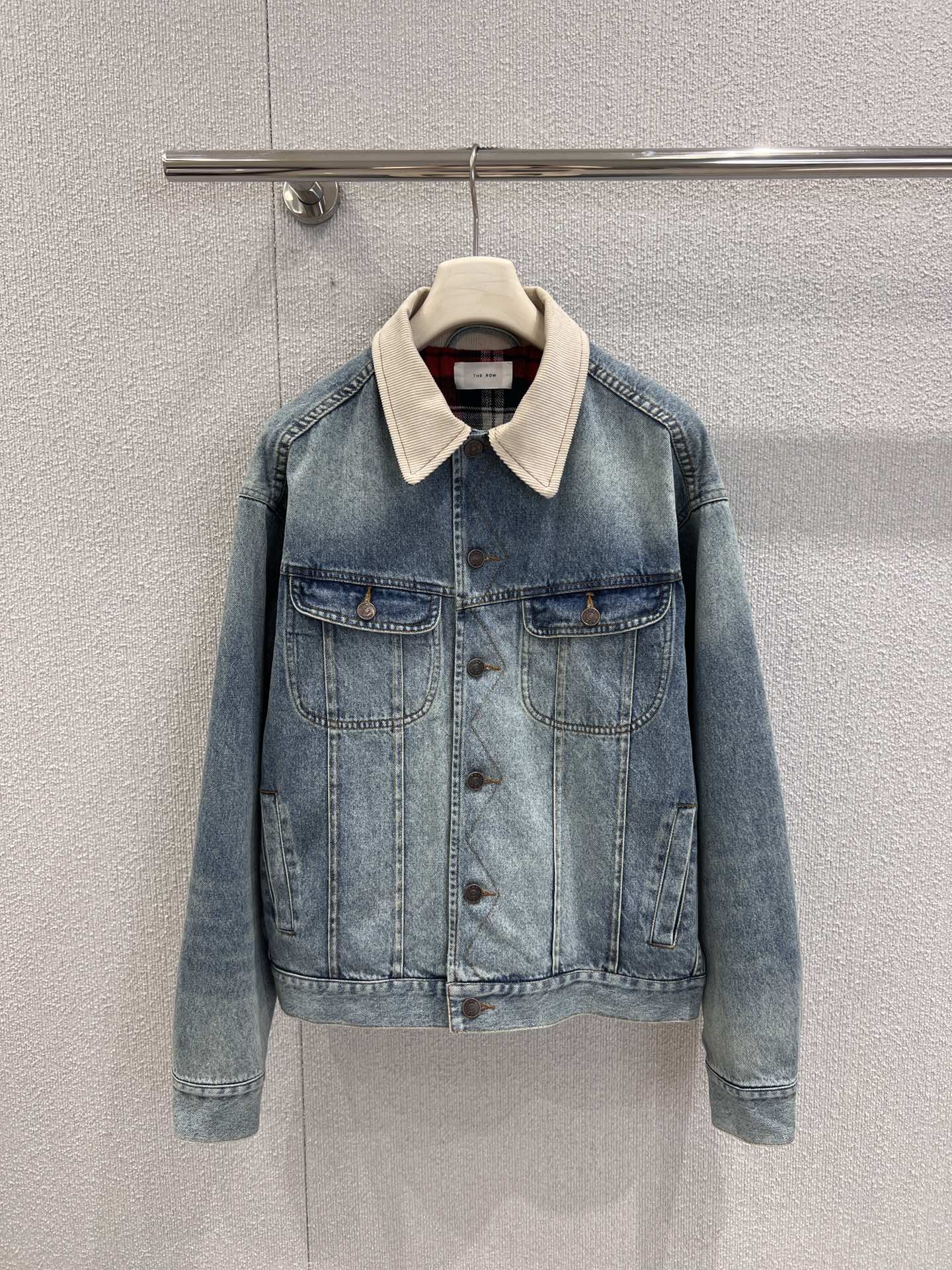 NO:480273,Support replacement The Ro* 25Fw early autumn new style contrasting short lapel jacket button cotton denim jacket | Exclusive yb development!  High-end production!  Light blue washing denim fabric, retro and versatile. The spliced ​​light corduroy lapel adds a sense of exquisiteness and breaks the toughness of the denim. The loose style is suitable for a variety of figures, a classic multi-pocket design, practical and trendy, can be easily matched with skirts and trousers to create a casual or light retro style. It is a practical item in the closet to enhance the level of outfits. S/M/L real-life details pictures, skirts, jackets & coats, jackets & coats, alexander wang19860909支持换款 The Ro* 25Fw早秋新款 撞色短款翻领夹克系扣棉质牛仔外套丨独家yb开发！高版出品！浅蓝色水洗牛仔面料,复古又百搭.拼接的浅色灯芯绒翻领,增添精致感,打破牛仔的硬朗.宽松版型适配多样身形,经典多口袋设计,实用又具潮流感,可轻松搭配裙装、裤装,打造休闲或轻复古风格,是衣橱里提升穿搭层次的实用单品.现货发售S/M/L实拍细节图,,skirts,jackets & coats,jackets & coats,alexander wang,Women's clothing