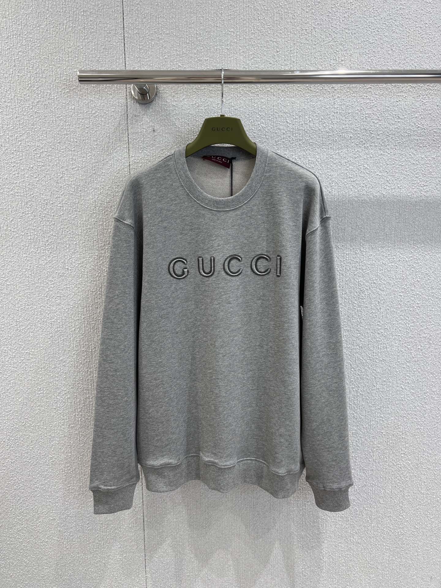 NO:489283,Support replacement Gucc* 25Fw early autumn new style letter printing basic round neck sweatshirt丨Exclusive yb development!  High-end production!  Classic round neck design, simple and elegant. The three-dimensional letter logo on the chest highlights the brand style, the loose style is suitable for a variety of body shapes, and it is very good for daily outings or casual outfits. It is easy to create a casual and fashionable feeling. It is a versatile item worth having in the closet~ S/M/L real-life detailed pictures on sale, gucci, hoodie, sweatshirts, alexander wang19860909支持换款 Gucc* 25Fw早秋新款 字母印花基础圆领卫衣丨独家yb开发！高版出品！经典圆领设计,简约大方.胸前立体字母标识,彰显品牌格调,宽松版型适配多种身形,日常出街或休闲穿搭都很可,轻松打造随性时髦感,是衣橱里值得拥有的百搭单品～现货发售S/M/L实拍细节图,,gucci,hoodie,sweatshirts,alexander wang,Women's clothing
