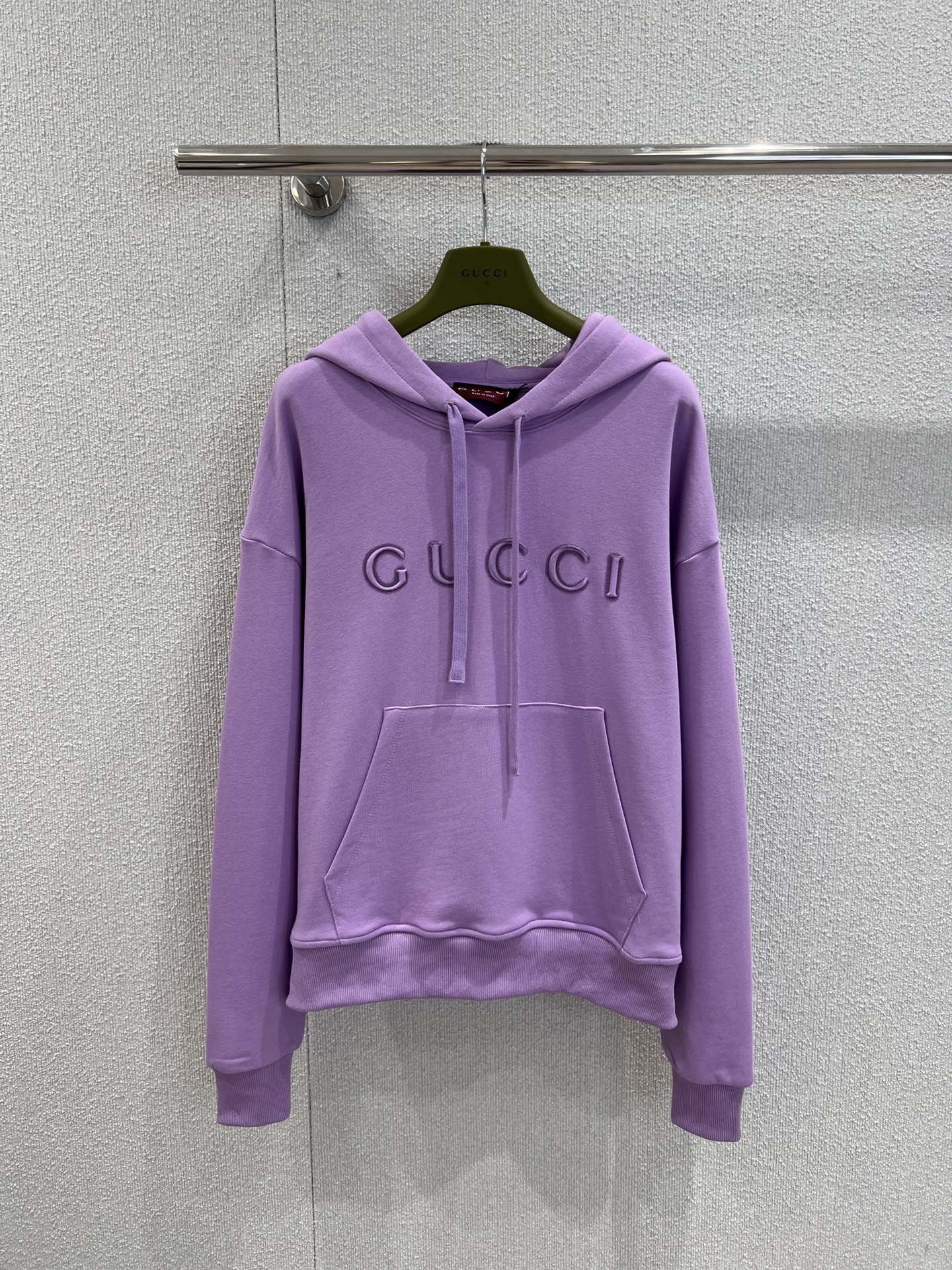 NO:480291,Support replacement Gucc* 25Fw early autumn new style letter embossed logo hooded sweatshirt丨Exclusive yb development!  High-end production!  This purple hooded sweatshirt is amazing!  The soft and eye-catching purple tone instantly illuminates the outfit. The hooded design adds a casual feel, the three-dimensional brand logo on the chest is exquisite and textured, and the loose style is very friendly to all body shapes. Paired with denim shorts, it can easily create a casual and fashionable daily look. Whether you are shopping or dating friends, you can stand out in the crowd. S/M/L real-life detailed pictures are on sale, gucci, hoodie, sweatshirts, shorts, hats, alexander wang19860909支持换款 Gucc* 25Fw早秋新款 字母压花标识连帽卫衣丨独家yb开发！高版出品！这款紫色连帽卫衣太绝啦！柔和又吸睛的紫色调,瞬间点亮穿搭.连帽设计增添休闲感,胸前立体品牌标识精致有质感,宽松版型对各种身形都很友好,搭配牛仔短裤,轻松打造出随性又时髦的日常 look,不管是逛街还是和朋友约会,都能让你在人群中脱颖而出～现货发售S/M/L实拍细节图,,gucci,hoodie,sweatshirts,shorts,hats,alexander wang,Women's clothing