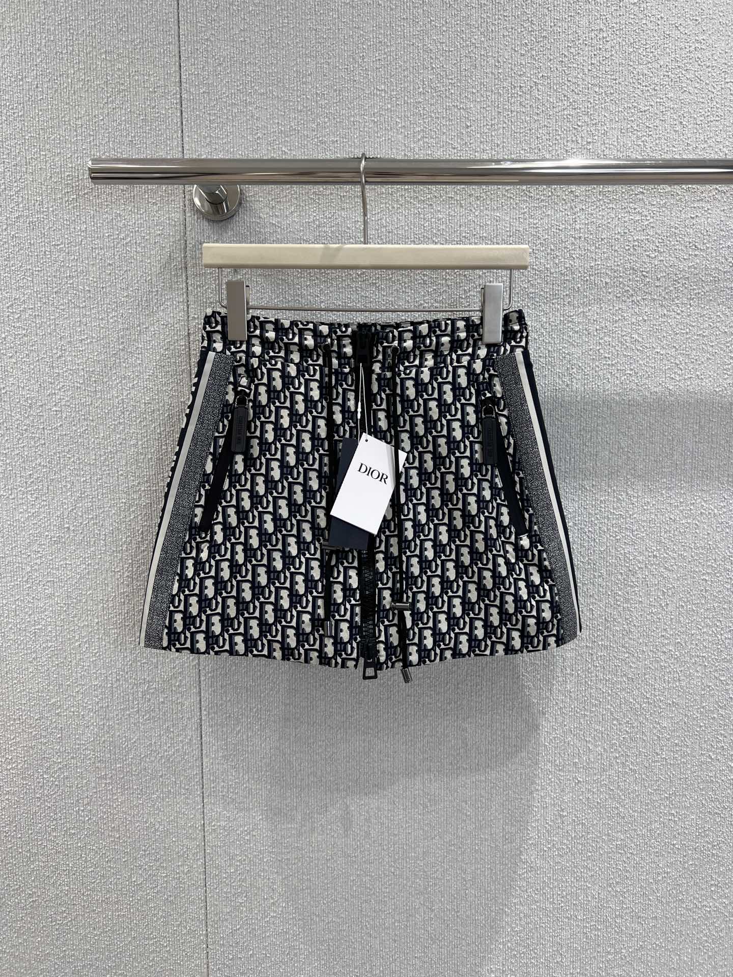 NO:480264,Skirts support replacement Dio* 25Fw early autumn latest ski series, presbyopia waist-covering cotton jacket vest + zipper skirt suit | Exclusive yb development!  High-end production!  All details of hardware accessories are handled in full, the back logo webbing waist is perfect, the inner pocket is consistent, the market down version is different from the market [Smile is a smile] The upper body effect is excellent, versatile, fashionable and handsome, heavy recommendation!  Sisters all rushed for me!  S/M/L real photos, dior, skirts, down jacket, alexander wang19860909半裙支持换款 Dio* 25Fw早秋最新款滑雪系列 老花收腰棉服马甲+拉链半裙套装丨独家yb开发！高版出品！五金配件所有细节处理全面到位 后背logo织带收腰完美版型 内里口袋做法yb一致 区别市场羽绒版本[破涕为笑]上身效果超赞 百搭时髦又帅气 重磅推荐！姐妹们都给我冲！现货发售S/M/L实拍细节图,,dior,skirts,down jacket,alexander wang,Women's clothing