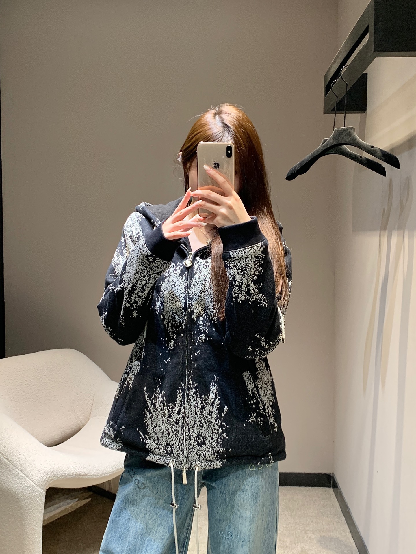 NO:480306,Chane* 25B high-end handicraft workshop series new black fireworks long cotton jacket | Exclusive yb development!  High-end production!  Customized jacquard pure cotton plus velvet sweatshirt fabric with rocking fleece is warm and thick, with temperament hooded double zipper pendant decoration, beautiful little fairy white and rich beauty artifact!  Aging-reducing temperament, girlish style, luxurious and high-end colors. The style is versatile and fashionable and high-end!  Details are in full and perfect workmanship quality. S/M/L, Chanel, hoodie, sweatshirts, jackets & coats, hats, alexander wang is available in stock19860909Chane* 25B高级手工坊系列新款 黑色烟花长款棉服外套丨独家yb开发！高版出品！定制提花纯棉加绒卫衣面料搭配摇粒绒保暖厚实,气质连帽双拉链吊坠装饰,绝美小仙女白富美神器！减龄气质少女风,高级色调奢华又高级.版型百搭不挑人时髦又高级！细节全面到位完美做工品质.现货发售S/M/L,,chanel,hoodie,sweatshirts,jackets & coats,hats,alexander wang,Women's clothing