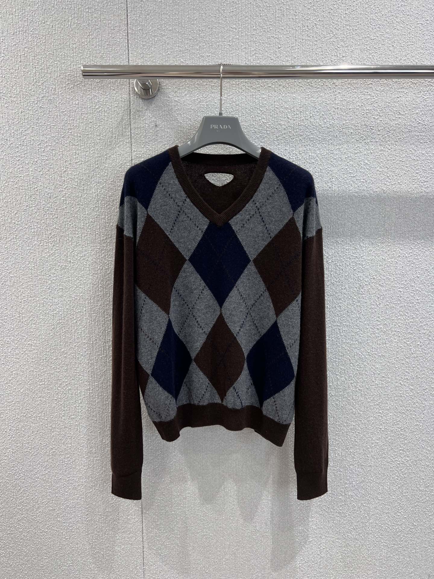 NO:480311,Supports replacement Prad* 25fw early autumn new style contrasting diamond design cashmere long-sleeved top | Exclusive yb development!  High-end production!  Same style on the show!  White and rich beauty must be used as a stacking artifact ~ Heavy craftsmanship and full positioning design for hanging wool hooks and flowers. Imported cashmere yarn!  Can be worn alone or layered!  French court style and temperament are sweet or salty, and are essential high-end products for celebrities, white and rich and beautiful women!  The upper body looks huge and slim. Perfect workmanship quality depends on the details. S/M/L real photos are available in stock, prada, alexander wang19860909支持换款 Prad* 25fw早秋新款 撞色菱格设计羊绒长袖上衣丨独家yb开发！高版出品！秀场同款！白富美必入叠搭神器～重工艺全定位挂毛勾花菱格设计.进口山羊绒纱线！可单穿可叠搭！法式宫廷风气质可甜可盐名媛白富美必备高级单品！版型上身巨显瘦.完美做工品质看细节.现货发售S/M/L实拍细节图,,prada,alexander wang,Women's clothing