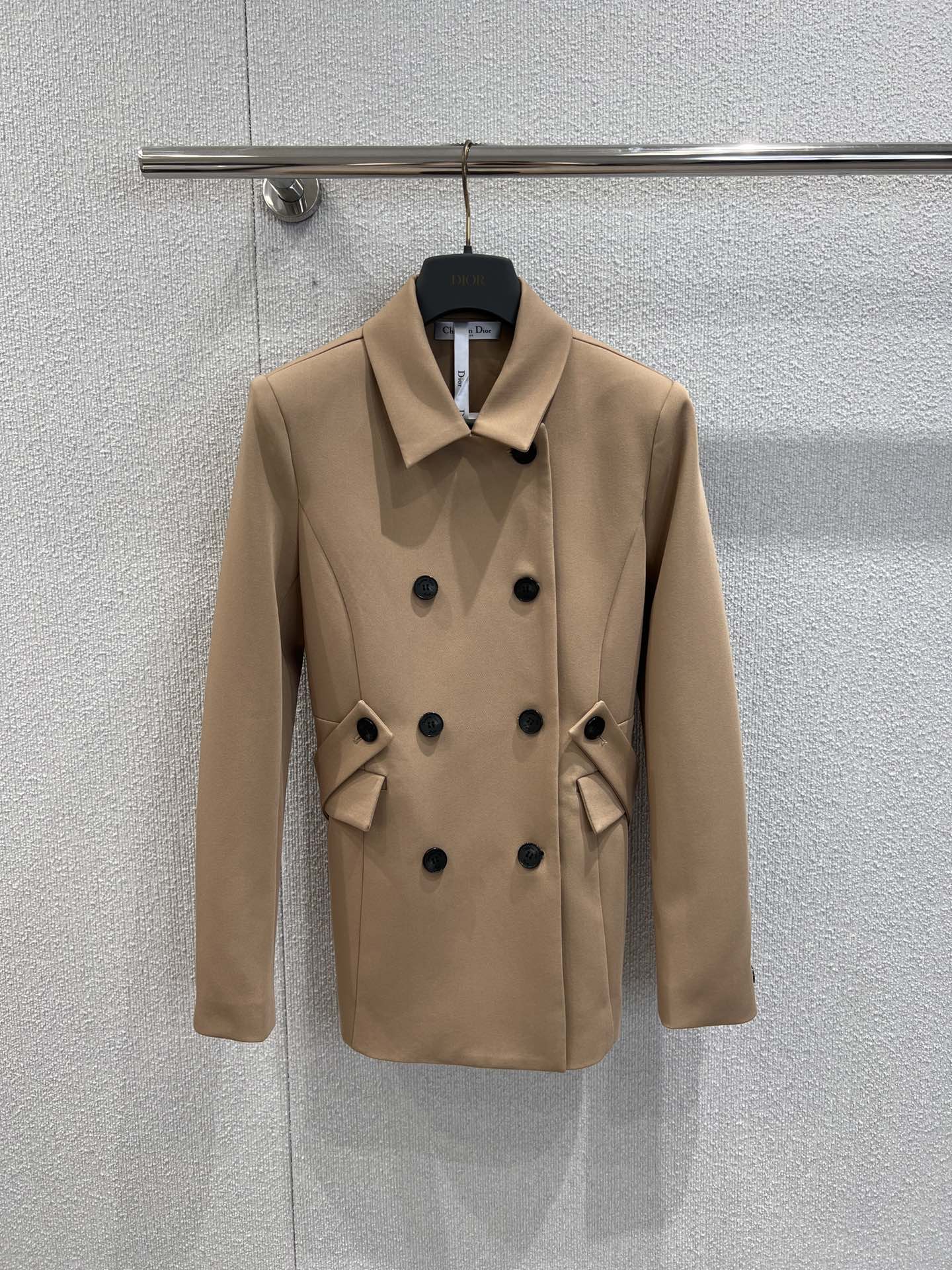 NO:486714,Support replacement Dio* 25FW early autumn new model, double-breasted suit jacket | Exclusive high-end product!  Classic khaki color, double-breasted design, adding a retro elegance. The lapel style is neat and elegant, and the body is well cut, which well embellishes the figure. It is matched with a simple white bottom, and the overall shape is simple and fashionable. Whether it is daily going out or working commuting, it can be easily controlled, showing its ability and elegant temperament. S/M/L real-life details pictures, dior, jackets & coats, business suit, alexander wang19860909支持换款 Dio* 25FW早秋新款 双排扣西装外套丨独家高版出品！经典卡其色,采用双排扣设计,增添复古优雅感.翻领款式利落大方,衣身剪裁得体,很好地修饰身形.搭配简约白色下装,整体造型简约又不失时尚感,无论是日常出街还是职场通勤,都能轻松驾驭,尽显干练与优雅气质.现货发售S/M/L实拍细节图,,dior,jackets & coats,business suit,alexander wang,Women's clothing