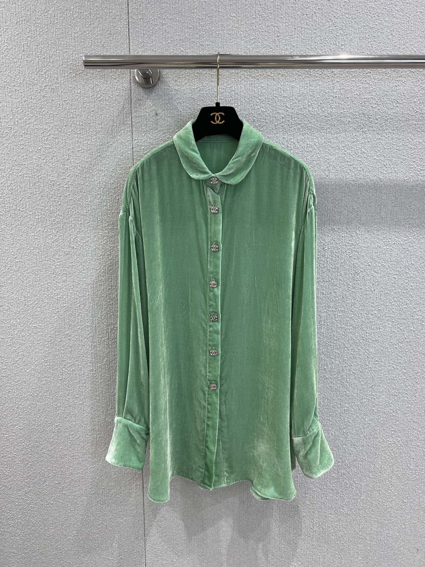 NO:484378,Support replacement Chane* 25B high-end handicraft workshop series new style Dopamine green loose silk velvet shirt丨Exclusive high-end production!  This mint green velvet shirt is so cute. The texture is high-end, with a gentle atmosphere, and the exquisite buttons are also extra points. Paired with white breasted shorts decorated with small flowers, it is fresh and sweet. The whole look is super suitable for spring and summer. S/M/L real-life details pictures are available in stock, chanel, shorts, shirts, real silk, alexander wang19860909支持换款 Chane* 25B高级手工坊系列新款 多巴胺绿色宽松真丝丝绒衬衫丨独家高版出品！这件薄荷绿丝绒衬衫太爱啦～质感高级,自带温柔氛围感,精致的纽扣也很加分.搭配带小花装饰的白色毛边短裤,清新又甜美,整套look超适合春夏～现货发售S/M/L实拍细节图,,chanel,shorts,shirts,real silk,alexander wang,Women's clothing