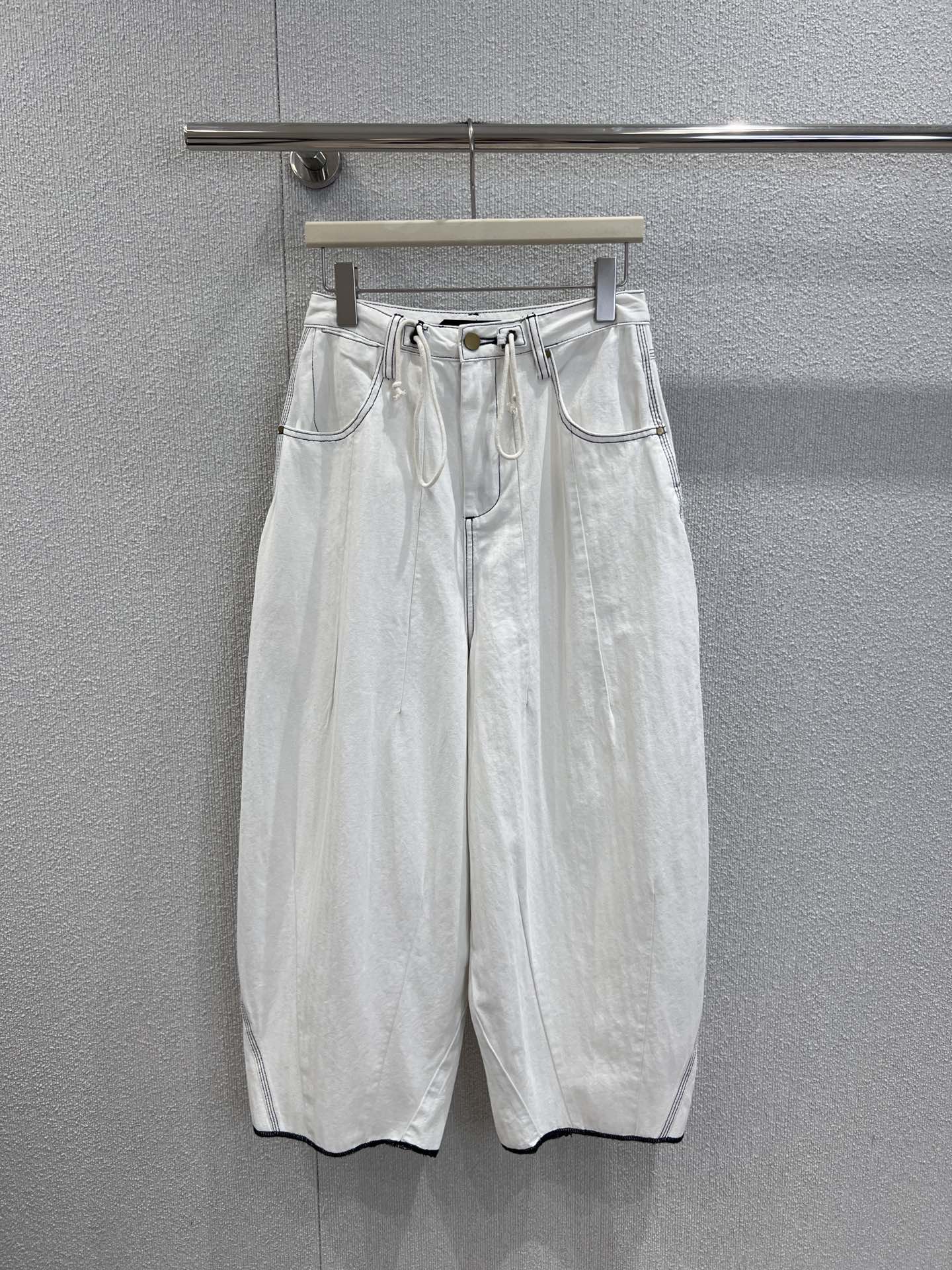 NO:483656,Supports replacement of 6 Chane* 25B high-end handicraft workshop series new style drawstring waist design wide-leg trousers | Exclusive high-end production!  These white wide-leg pants are amazing!  Excellent style, loose and smooth, walking with style, making your legs look long. The fabric is comfortable and has a high-quality texture. It is paired with a short top to easily create a casual and fashionable feeling. It is suitable for daily outings or casual occasions~ S/M/L real-life detailed pictures, chanel, alexander wang19860909支持换款6 Chane* 25B高级手工坊系列新款 抽绳腰设计阔腿长裤丨独家高版出品！这条白色阔腿裤太绝啦！版型超赞,宽松又垂顺,走路带风,很显腿长.面料舒适,质感高级,搭配短款上衣,轻松打造出随性又时髦的感觉,日常出街或者休闲场合穿都很合适～现货发售S/M/L实拍细节图,,chanel,alexander wang,Women's clothing