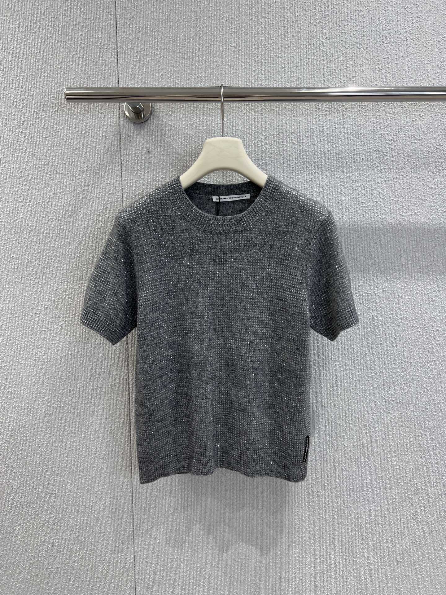 NO:483627,Support replacement Alexan*er wang 25Fw early autumn new iron diamond short-sleeved knitted top | Exclusive high-end production!  Super eye-catching!  The thin flashing and ironing elements are covered with galaxies, which are exquisite and eye-catching. The round neck design is elegant and elegant, and the slim fit outlines the body. It is matched with a light-colored bottom to easily create a simple and bright outfit. It is suitable for daily life or small gatherings~ S/M/L real-life detailed pictures, T-shirt, alexander wang19860909支持换款 Alexan*er wang 25Fw早秋新款烫钻短袖针织上衣丨独家高版出品！超亮眼！布满的细闪烫钻元素,在光下像星河洒落,精致又吸睛.圆领设计优雅显气质,修身版型勾勒好身材,搭配浅色下装,轻松打造出简约又不失亮点的穿搭,日常或小聚都很合适～现货发售S/M/L实拍细节图,,T-shirt,alexander wang,Women's clothing