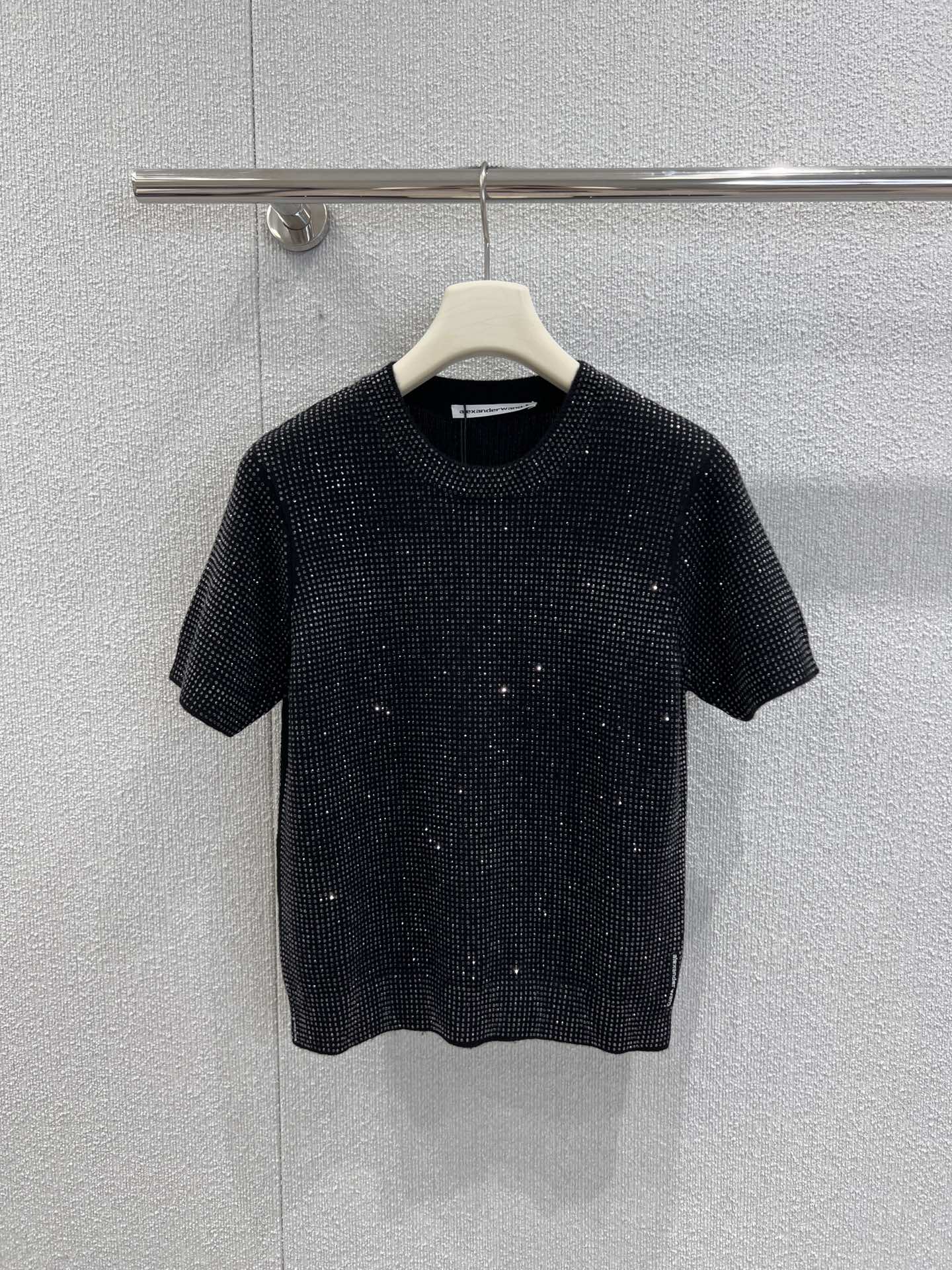 NO:483615,Support replacement Alexan*er wang 25Fw early autumn new iron diamond short-sleeved knitted top | Exclusive high-end production!  Super eye-catching!  The thin flashing and ironing elements are covered with galaxies, which are exquisite and eye-catching. The round neck design is elegant and elegant, and the slim fit outlines the body. It is matched with a light-colored bottom to easily create a simple and bright outfit. It is suitable for daily life or small gatherings~ S/M/L real-life detailed pictures, T-shirt, alexander wang19860909支持换款 Alexan*er wang 25Fw早秋新款烫钻短袖针织上衣丨独家高版出品！超亮眼！布满的细闪烫钻元素,在光下像星河洒落,精致又吸睛.圆领设计优雅显气质,修身版型勾勒好身材,搭配浅色下装,轻松打造出简约又不失亮点的穿搭,日常或小聚都很合适～现货发售S/M/L实拍细节图,,T-shirt,alexander wang,Women's clothing