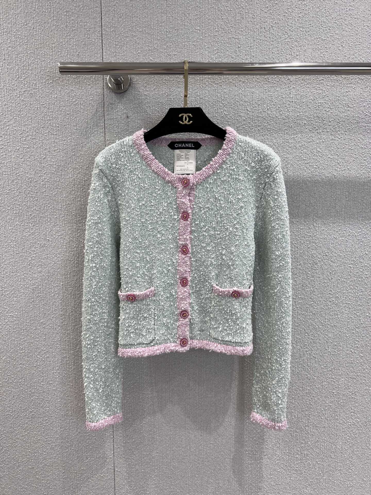 NO:484449,Support replacement Chane* 25B high-end handicraft workshop series new style, grainy single-breasted knitted cardigan丨Exclusive high-end production!  This knitted cardigan is so ambience-freshing light green main color, paired with pink collar, placket, pocket and cuff edging, the color collision is super gentle. The exquisite button design and small pockets on both sides are full of details. The knitted texture is delicate and the overall style is neat. Whether it is worn alone or in the inner layer, it is very suitable for wearing it, so it can easily create a sweet and elegant feeling~ S/M/L real-life details pictures on sale, chanel, alexander wang19860909支持换款 Chane* 25B高级手工坊系列新款 颗粒感单排扣针织开衫丨独家高版出品！这款针织开衫太有氛围感啦～清新的浅绿主色调,搭配粉色的领口、门襟、口袋及袖口包边,色彩碰撞超温柔.精致的纽扣设计,还有两侧的小口袋,细节满满.针织纹理细腻,整体版型利落,不管是单穿还是内搭都很合适,轻松穿出甜美又优雅的感觉～现货发售S/M/L实拍细节图,,chanel,alexander wang,Women's clothing
