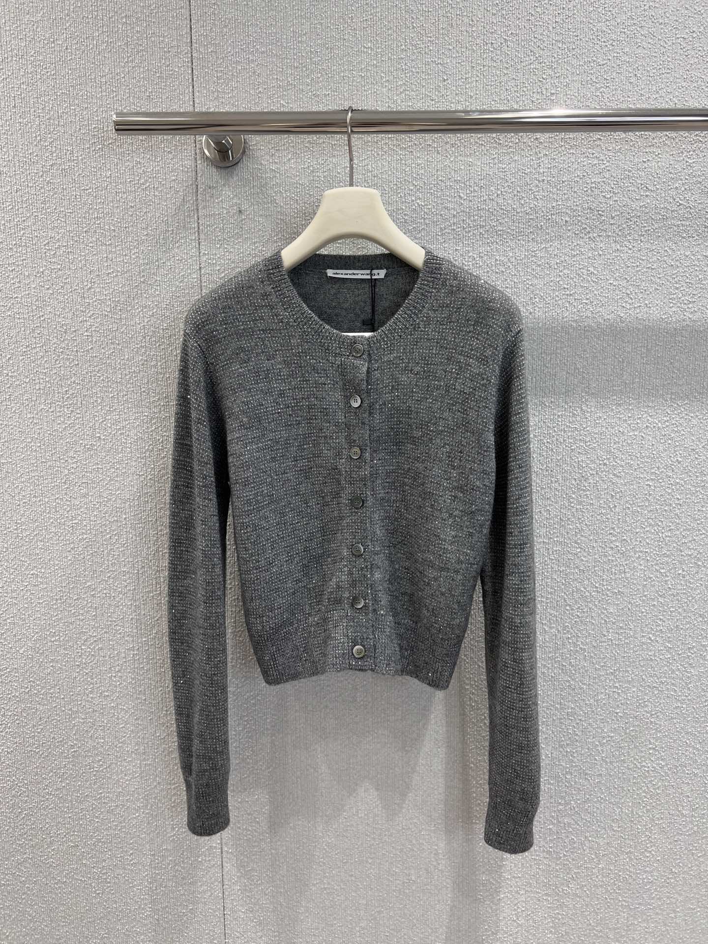 NO:484406,Support replacement Alexand*r wang 25Fw early autumn new style, star-shaped hot diamond knitted cardigan丨Exclusive high-end product!  Customized wool yarn weaving, high-quality texture, comfortable and soft, round neck straight shoulder cardigan style, full of hot diamond design, shine and charming, highlighting gentle temperament, all edges are tightened with elasticity, side waist letter logo decoration, showing high-end tone, regular style does not pick on body shape and age, simple and versatile everyday style in all seasons!  S/M/L real photos of S/M/L, alexander wang19860909支持换款 Alexand*r wang 25Fw早秋新款 满天星烫钻针织开衫丨独家高版出品！定制羊毛纱线织造 质感高级 舒适柔软 圆领正肩开衫版型 满铺烫钻设计 闪耀迷人 突出温柔气质 包边均以弹力收紧 侧腰字母徽标装饰 彰显高级调性 常规版型不挑身材年龄 四季日常简约百搭款！现货发售S/M/L实拍细节图,,alexander wang,Women's clothing