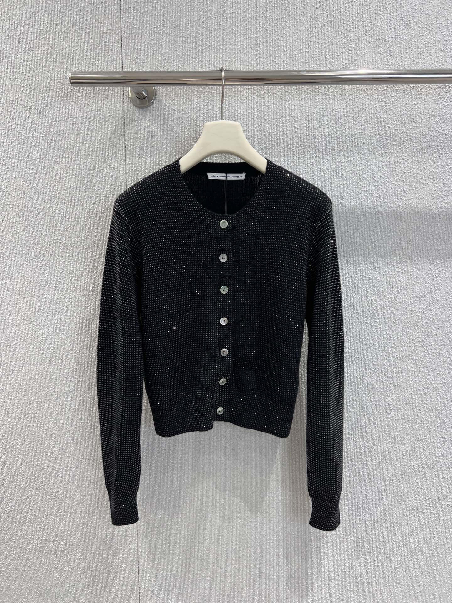 NO:484419,Support replacement Alexand*r wang 25Fw early autumn new style, star-shaped hot diamond knitted cardigan丨Exclusive high-end product!  Customized wool yarn weaving, high-quality texture, comfortable and soft, round neck straight shoulder cardigan style, full of hot diamond design, shine and charming, highlighting gentle temperament, all edges are tightened with elasticity, side waist letter logo decoration, showing high-end tone, regular style does not pick on body shape and age, simple and versatile everyday style in all seasons!  S/M/L real photos of S/M/L, alexander wang19860909支持换款 Alexand*r wang 25Fw早秋新款 满天星烫钻针织开衫丨独家高版出品！定制羊毛纱线织造 质感高级 舒适柔软 圆领正肩开衫版型 满铺烫钻设计 闪耀迷人 突出温柔气质 包边均以弹力收紧 侧腰字母徽标装饰 彰显高级调性 常规版型不挑身材年龄 四季日常简约百搭款！现货发售S/M/L实拍细节图,,alexander wang,Women's clothing