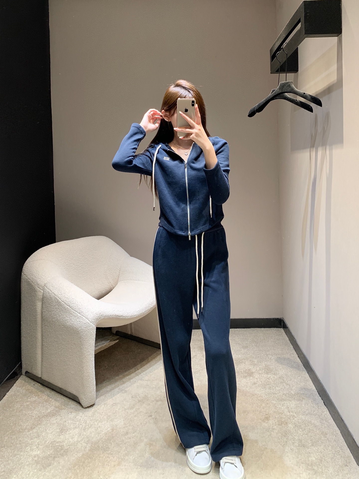NO:483650,Miumi* 25Fw early autumn new style, micro-label embroidered zipper hooded jacket wide-leg pants set | Exclusive high-end production!  This suit is amazing!  The top is a hooded zipper style, loose and stylish, paired with wide-leg pants in the same color, with a great drape. The overall color is gentle brown, simple and high-end, and it is suitable for daily travel or home, so it can easily create a lazy and fashionable style~ S/M/L on sale in stock, miumiu, jackets & coats, hats, alexander wang19860909Miumi* 25Fw早秋新款 微标刺绣拉链连帽外套阔腿裤套装丨独家高版出品！这套套装太赞啦！上衣是连帽拉链款,宽松又有型,搭配同色系阔腿裤,垂坠感绝了.整体是温柔的棕色系,简约又高级,日常出街或者居家都很合适,轻松打造慵懒又时髦的风格～现货发售S/M/L,,miumiu,jackets & coats,hats,alexander wang,Women's clothing