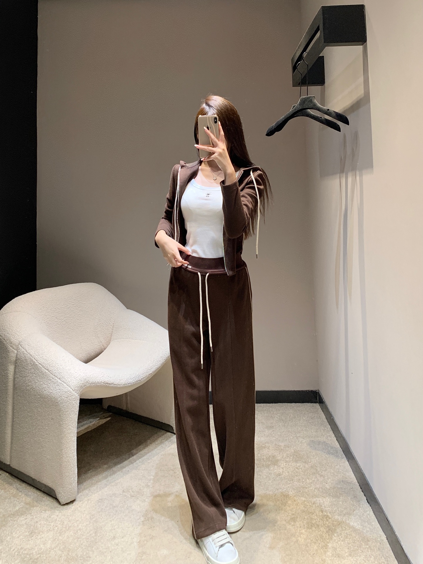 NO:483641,Miumi* 25Fw early autumn new style, micro-label embroidered zipper hooded jacket wide-leg pants set | Exclusive high-end production!  This suit is amazing!  The top is a hooded zipper style, loose and stylish, paired with wide-leg pants in the same color, with a great drape. The overall color is gentle brown, simple and high-end, and it is suitable for daily travel or home, so it can easily create a lazy and fashionable style~ S/M/L on sale in stock, miumiu, jackets & coats, hats, alexander wang19860909Miumi* 25Fw早秋新款 微标刺绣拉链连帽外套阔腿裤套装丨独家高版出品！这套套装太赞啦！上衣是连帽拉链款,宽松又有型,搭配同色系阔腿裤,垂坠感绝了.整体是温柔的棕色系,简约又高级,日常出街或者居家都很合适,轻松打造慵懒又时髦的风格～现货发售S/M/L,,miumiu,jackets & coats,hats,alexander wang,Women's clothing