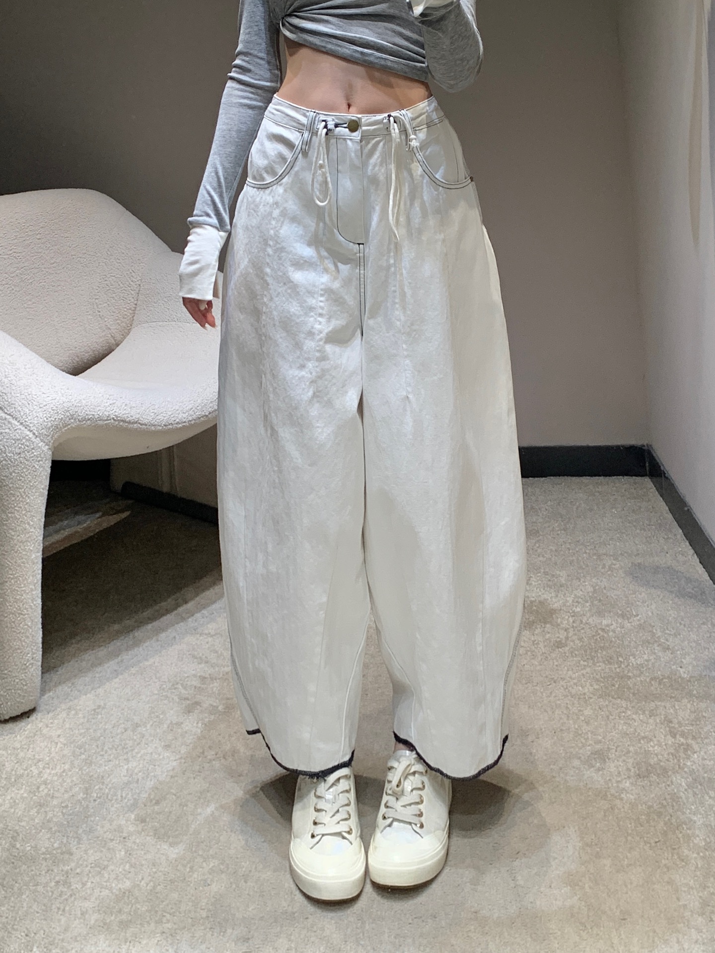 NO:483662,Chane* 25B high-end handicraft workshop series new style drawstring waist design wide-leg trousers | Exclusive high-end production!  These white wide-leg pants are amazing!  Excellent style, loose and smooth, walking with style, making your legs look long. The fabric is comfortable and has a high-quality texture. It is paired with a short top to easily create a casual and fashionable feeling. It is suitable for daily outings or casual occasions~S/M/L, chanel, alexander wang19860909Chane* 25B高级手工坊系列新款 抽绳腰设计阔腿长裤丨独家高版出品！这条白色阔腿裤太绝啦！版型超赞,宽松又垂顺,走路带风,很显腿长.面料舒适,质感高级,搭配短款上衣,轻松打造出随性又时髦的感觉,日常出街或者休闲场合穿都很合适～现货发售S/M/L,,chanel,alexander wang,Women's clothing