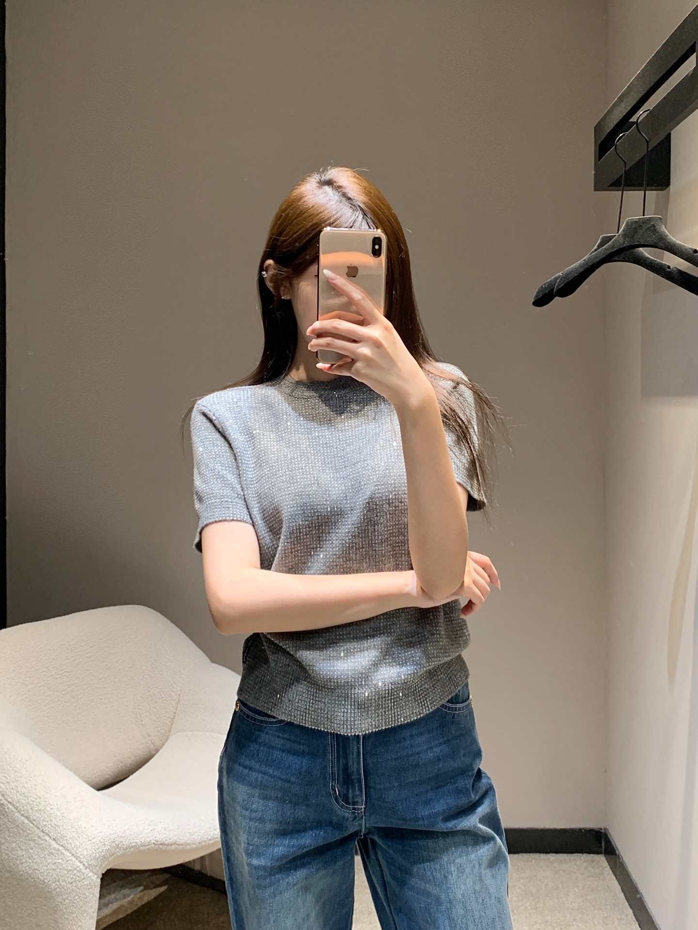 NO:483631,Alexan*er wang 25Fw early autumn new iron diamond short-sleeved knitted top | Exclusive high-end production!  Super eye-catching!  The thin flashing and ironing elements are covered with galaxies, which are exquisite and eye-catching. The round neck design is elegant and elegant, and the slim fit outlines the body. It is matched with a light-colored bottom to easily create a simple and bright outfit. It is suitable for daily life or small gatherings~ S/M/L, T-shirt, alexander wang19860909Alexan*er wang 25Fw早秋新款烫钻短袖针织上衣丨独家高版出品！超亮眼！布满的细闪烫钻元素,在光下像星河洒落,精致又吸睛.圆领设计优雅显气质,修身版型勾勒好身材,搭配浅色下装,轻松打造出简约又不失亮点的穿搭,日常或小聚都很合适～现货发售S/M/L,,T-shirt,alexander wang,Women's clothing