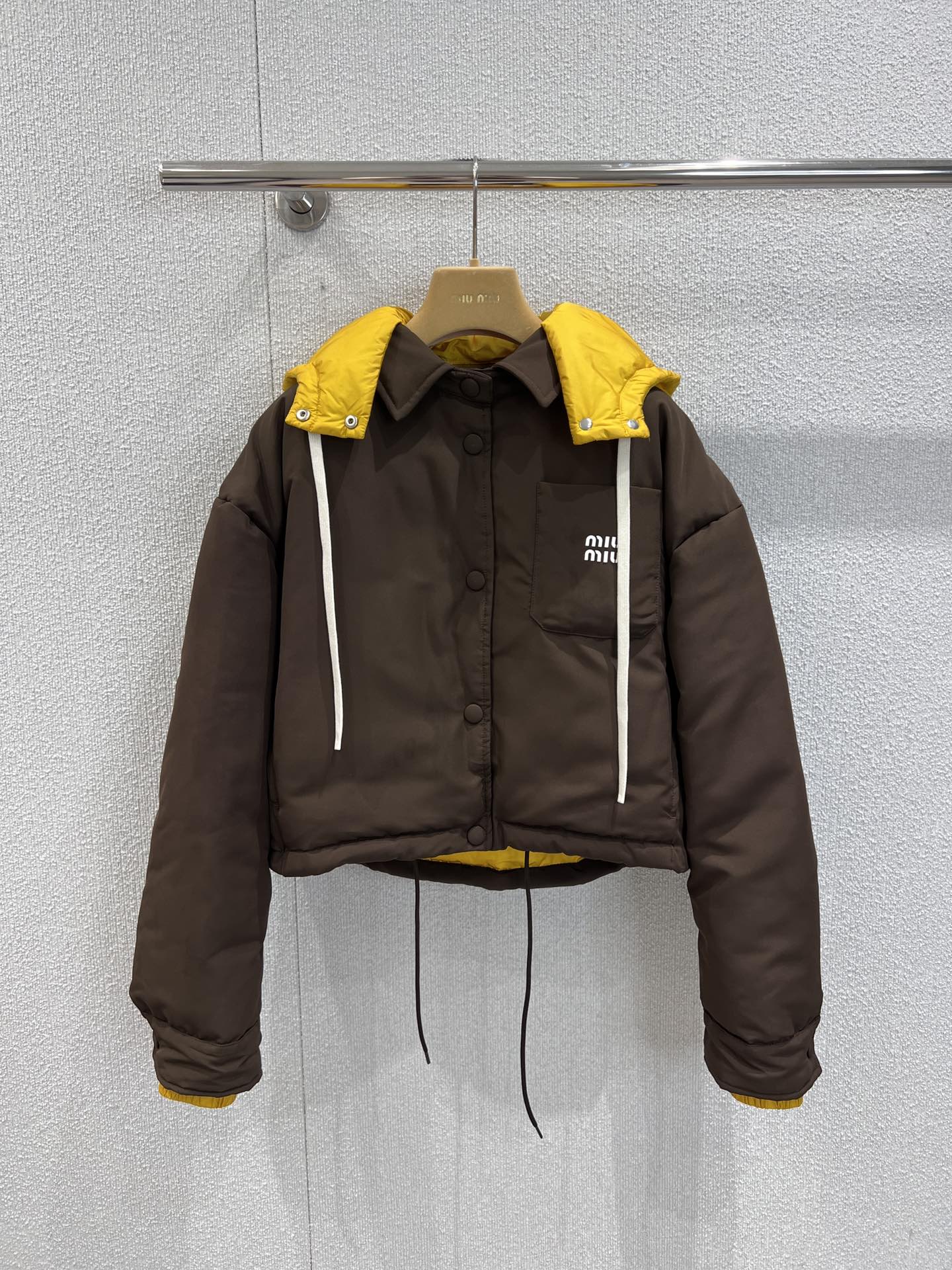 NO:484455,With dust bag Miu Mi* 25Fw autumn and winter new style, removable hooded lapel down jacket jacket | Exclusive yb development!  High-end production!  The main color of dark brown is retro and high-end, the bright yellow hooded part instantly illuminates the whole, and the contrasting colors are super vibrant. The white drawstring adds casualness, and the exquisite brand logo on the chest shows the light and luxurious texture. The short style is neat and proportional, 90 goose velvet fills full and fluffy, matched with the protective process of the gland, keep warm and warm, and does not drill velvet; it is correct to choose it against cold and concave shapes in autumn and winter~ S/M/L real-life details pictures are available in stock, miumiu, jackets & coats, down jacket, hats, alexander wang19860909配防尘袋 Miu Mi* 25Fw秋冬新款 可拆卸连帽翻领羽绒服外套丨独家yb开发！高版出品！深棕主色调复古又高级,亮黄色连帽部分瞬间点亮整体,撞色超有活力.白色抽绳增添随性感,胸前精致的品牌标识尽显轻奢质感.短款版型利落又显比例,90鹅绒填充饱满蓬松,搭配胆布防护工艺,保暖锁温不钻绒；秋冬抵御寒冷与凹造型选它准没错～现货发售S/M/L实拍细节图,,miumiu,jackets & coats,down jacket,hats,alexander wang,Women's clothing