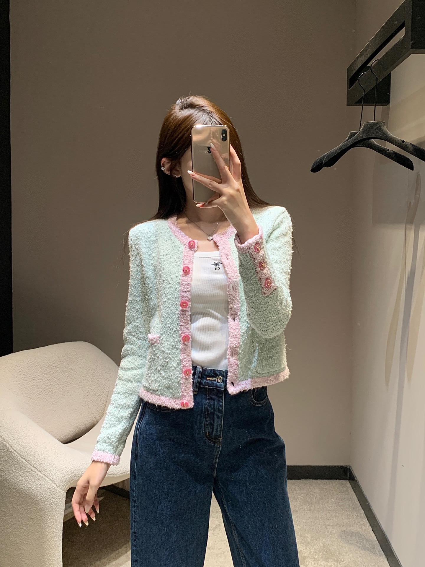 NO:484452,Chane* 25B high-end handicraft workshop series new style, grainy single-breasted knitted cardigan丨Exclusive high-end production!  This knitted cardigan is so ambience-freshing light green main color, paired with pink collar, placket, pocket and cuff edging, the color collision is super gentle. The exquisite button design and small pockets on both sides are full of details. The knitted texture is delicate and the overall style is neat. Whether it is worn alone or in the inner layer, it is easy to wear a sweet and elegant feeling~ S/M/L on sale in stock, chanel, alexander wang19860909Chane* 25B高级手工坊系列新款 颗粒感单排扣针织开衫丨独家高版出品！这款针织开衫太有氛围感啦～清新的浅绿主色调,搭配粉色的领口、门襟、口袋及袖口包边,色彩碰撞超温柔.精致的纽扣设计,还有两侧的小口袋,细节满满.针织纹理细腻,整体版型利落,不管是单穿还是内搭都很合适,轻松穿出甜美又优雅的感觉～现货发售S/M/L,,chanel,alexander wang,Women's clothing