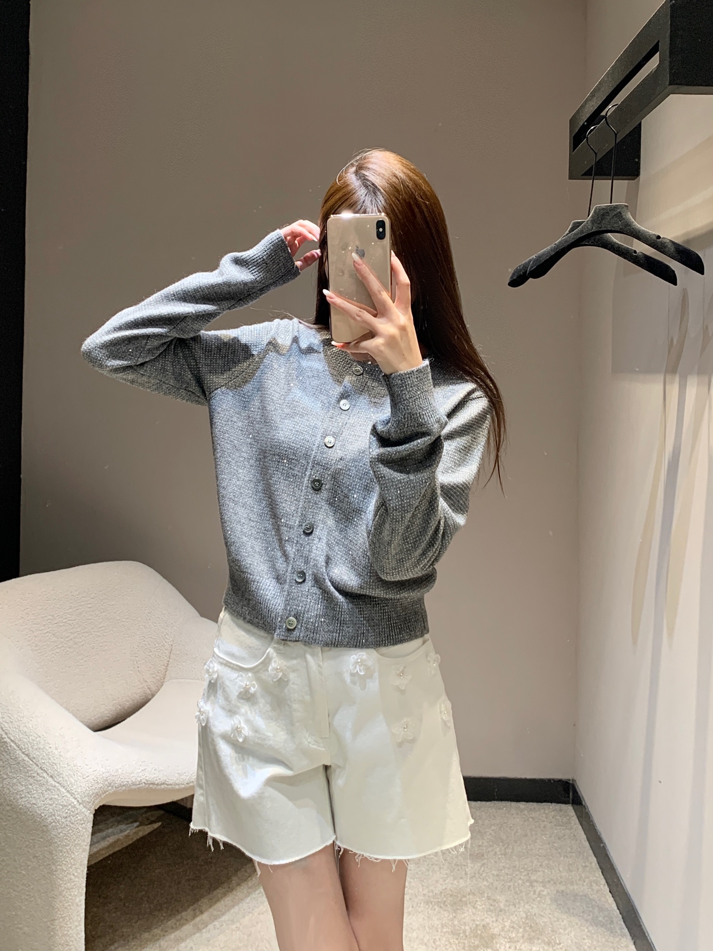 NO:484412,Alexand*r wang 25Fw early autumn new style, star-shaped diamond knitted cardigan丨Exclusive high-end production!  Customized wool yarn weaving, high-quality texture, comfortable and soft, round neck straight shoulder cardigan style, full of hot diamond design, shine and charming, highlighting gentle temperament, all edges are tightened with elasticity, side waist letter logo decoration, showing high-end tone, regular style does not pick on body shape and age, simple and versatile everyday style in all seasons!  S/M/L, alexander wang19860909Alexand*r wang 25Fw早秋新款 满天星烫钻针织开衫丨独家高版出品！定制羊毛纱线织造 质感高级 舒适柔软 圆领正肩开衫版型 满铺烫钻设计 闪耀迷人 突出温柔气质 包边均以弹力收紧 侧腰字母徽标装饰 彰显高级调性 常规版型不挑身材年龄 四季日常简约百搭款！现货发售S/M/L,,alexander wang,Women's clothing