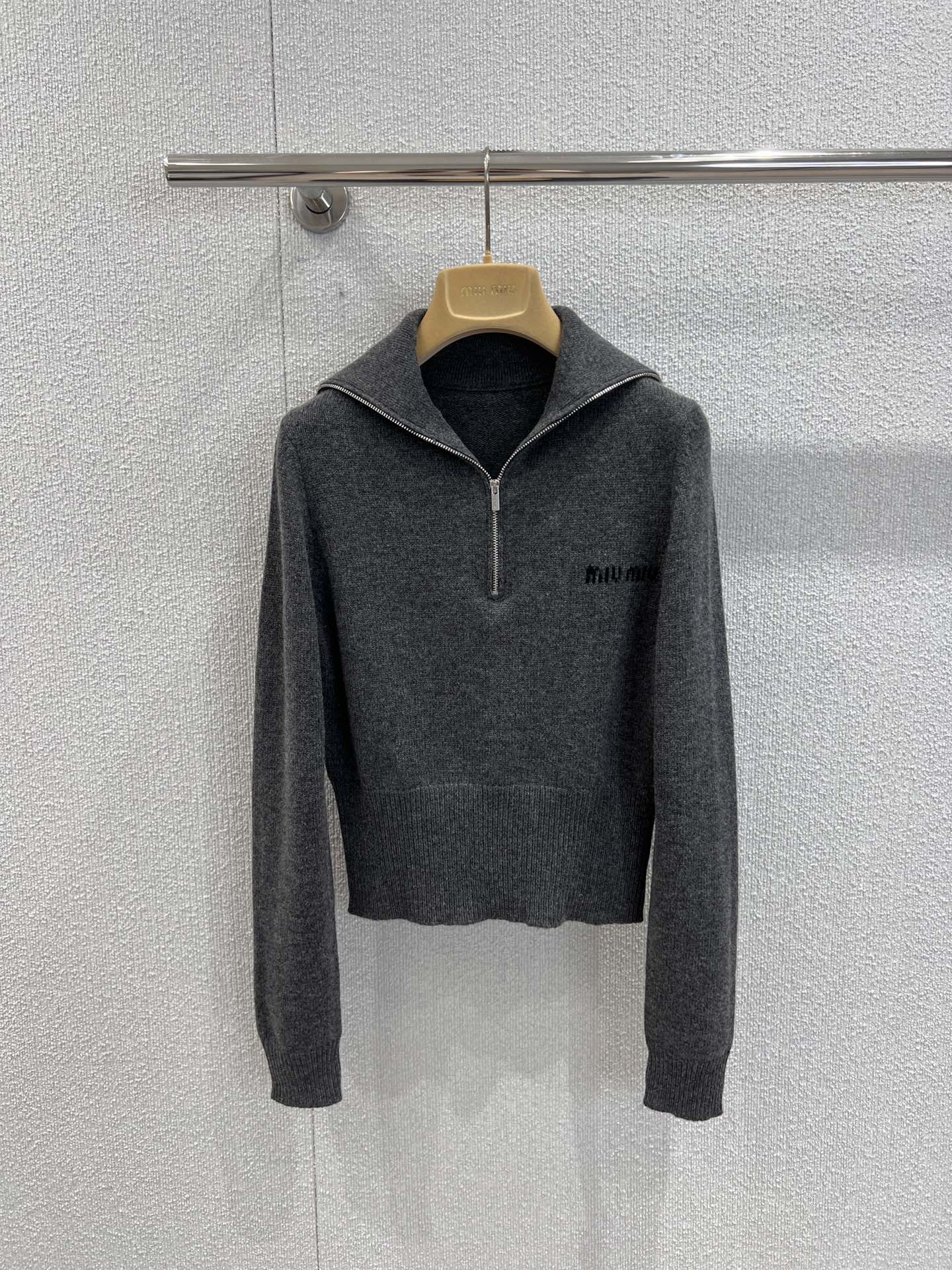 NO:484354,Support replacement Miumi* 25Fw autumn and winter new model, micro-label cashmere semi-zipper knitted sweater丨Exclusive yb development!  High-end production!  Cashmere fabric is made of delicate texture, the semi-zipper design adds casualness and styling, and the brand logo on the chest is exquisite and eye-catching. Paired with a brown short skirt, it is neat and long legs. Then put on a black bag of the same brand, the whole outfit is simple and full of the unique style of the brand, easily creating a fashionable and exquisite look. S/M/L real-life details pictures are available in stock, miumiu, skirts, sweaters, alexander wang19860909支持换款 Miumi* 25Fw秋冬新款 微标羊绒半拉链针织毛衣丨独家yb开发！高版出品！采用山羊绒面料,质感细腻,半拉链设计增添随性感与造型感,胸前品牌标识精致吸睛.搭配棕色短裙,利落又显腿长.再挎上同品牌黑色包包,整套穿搭简约又充满品牌独特风格,轻松打造出时尚又精致的造型.现货发售S/M/L实拍细节图,,miumiu,skirts,sweaters,alexander wang,Women's clothing