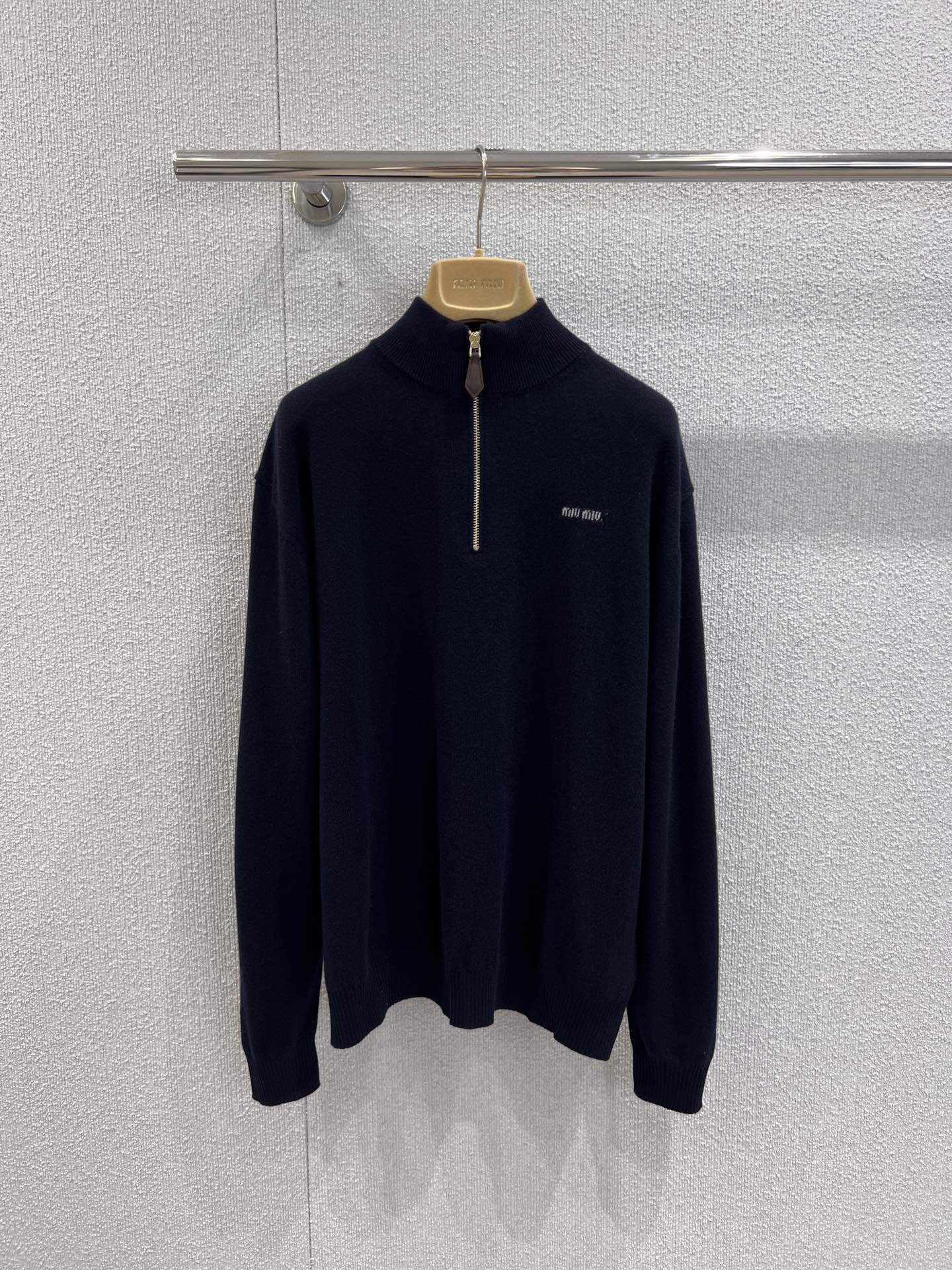 NO:484362,Support replacement Miumi* 25Fw autumn and winter new style logo semi-zipper cashmere knitted sweater丨Exclusive yb development!  High-end production!  Cashmere fabric, elbows are used as contrasting sheepskin color matching, classic letters on the chest embellish, highlighting the brand's unique charm positioning, loose and wide version, eye-catching and easy to wear, and a super perfect match for single-wearing layering!  S/M/L real photos for sale, miumiu, sweaters, sheepskin, alexander wang19860909支持换款 Miumi* 25Fw秋冬新款 徽标半拉链羊绒针织毛衣丨独家yb开发！高版出品！采用山羊绒面料,手肘位置做羊皮撞色搭配,胸前经典字母点缀,彰显品牌独有的魅力定位,宽松阔版版型,吸睛穿搭轻松get,单穿叠搭超绝搭配！现货发售S/M/L实拍细节图,,miumiu,sweaters,sheepskin,alexander wang,Women's clothing